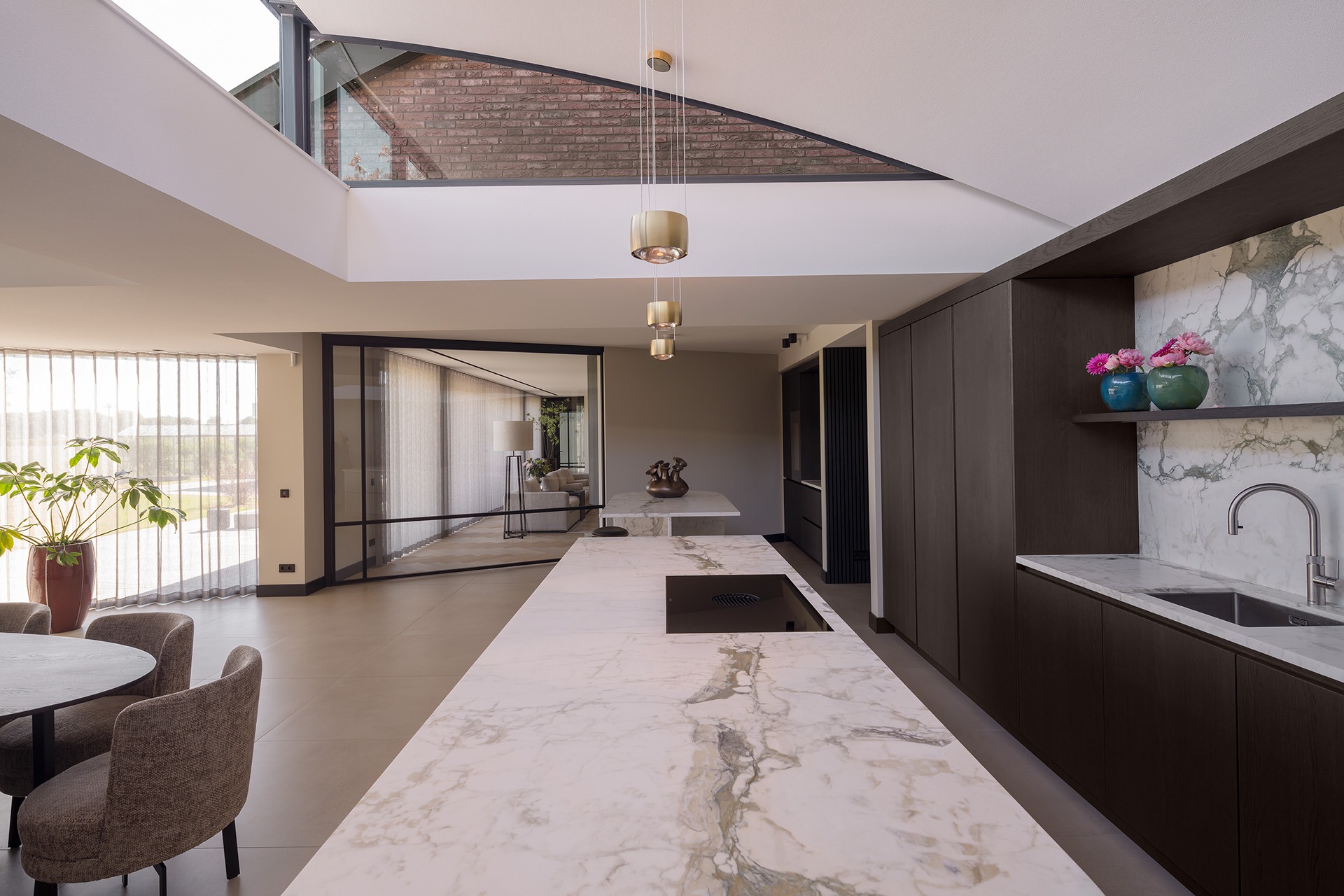 Detailfoto van keuken in Villa MB met marmeren keukeneiland