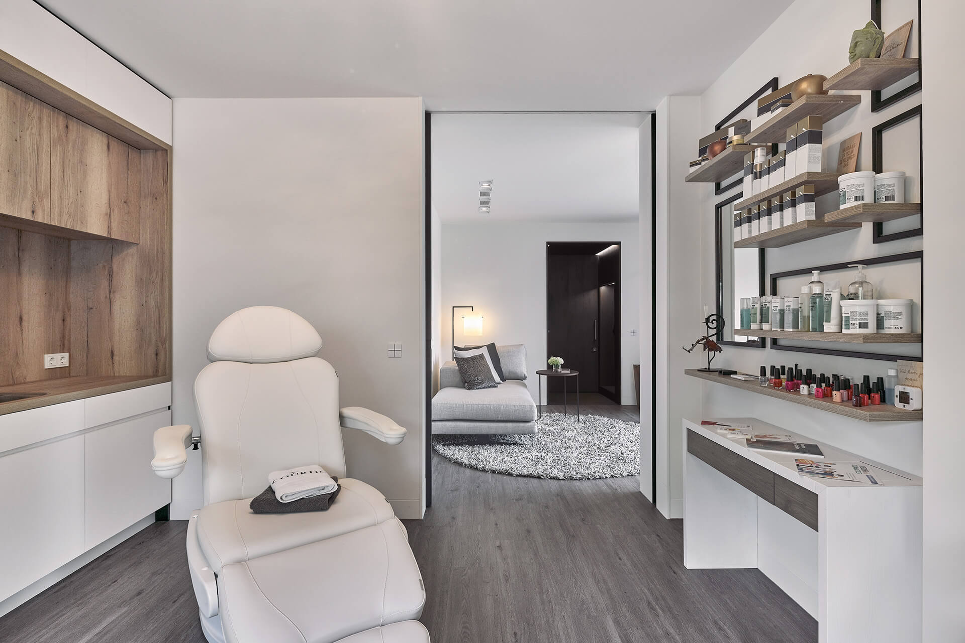 Schoonheidssalon met een deurpost naar een andere ruimte