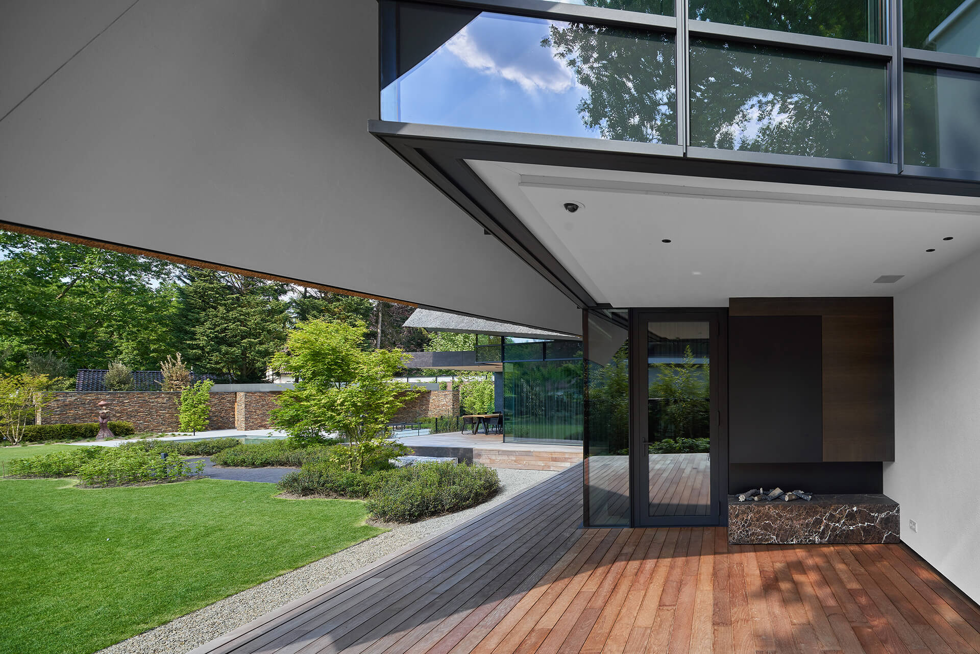 achterzijde villa ms. De villa heeft een strakke sfeervolle uitstraling en een groen aangelegde tuin