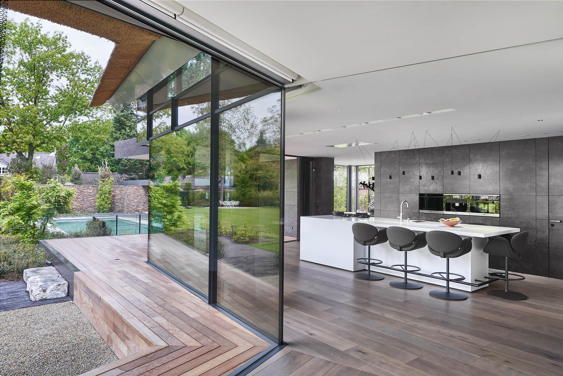 Openstaande luxe schuifpui naar de tuin toe