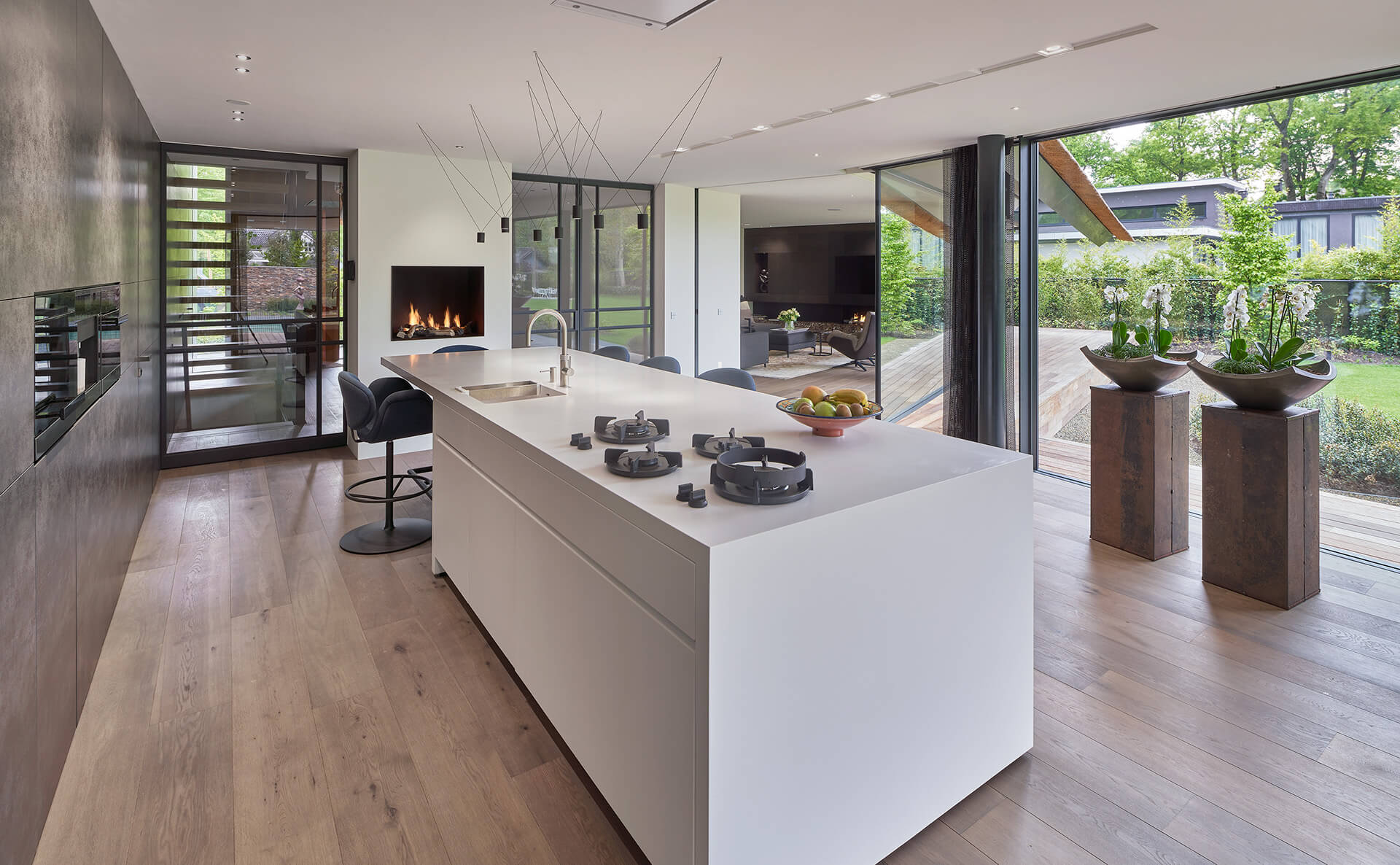 Grote keuken met wit keukeneiland en een lange kastenwand