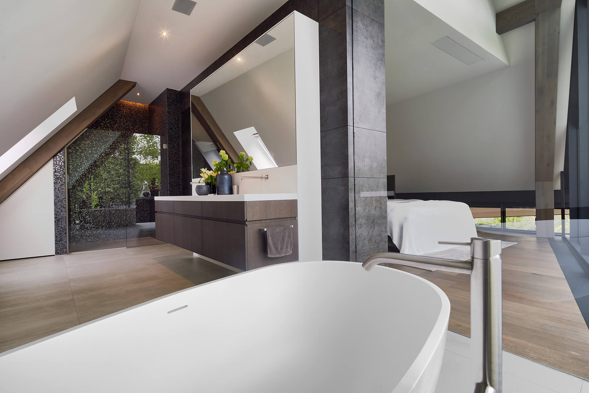 Slaapkamer met een luxe ensuite badkamer