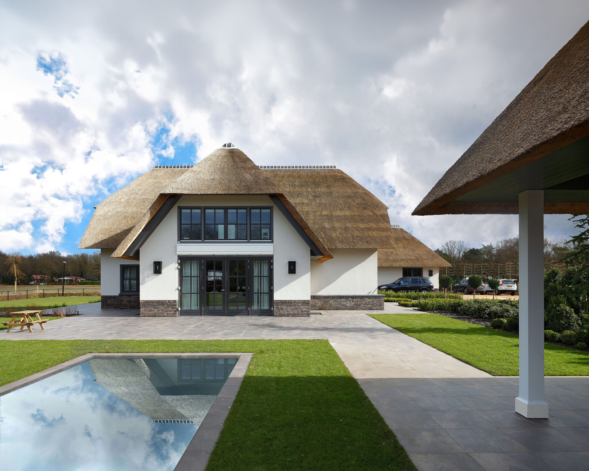 Achterzijde van Villa SL met zwembad en achtertuin