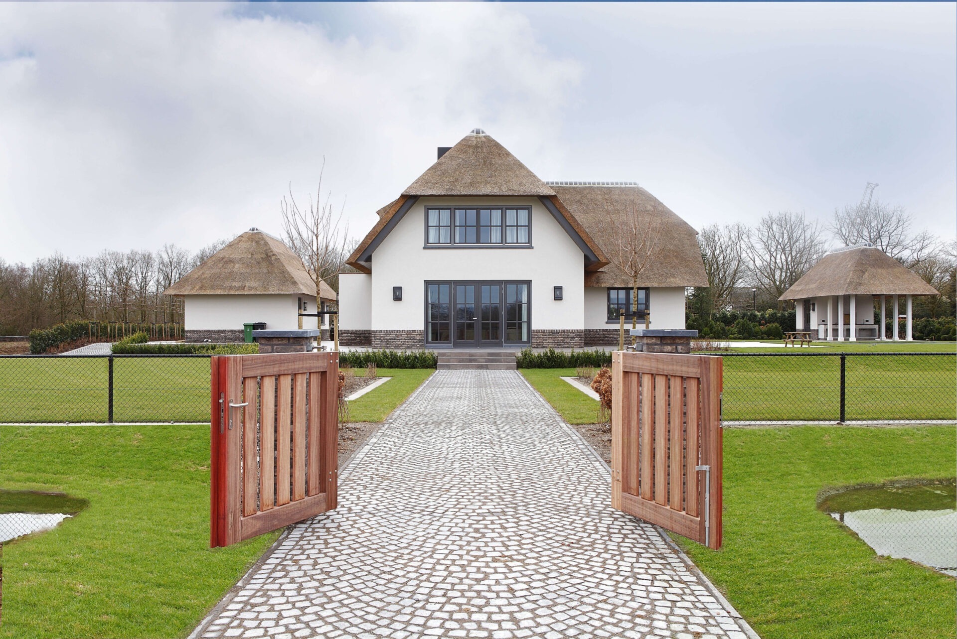 Entree van Villa SL met een poorten en een oprijlaan