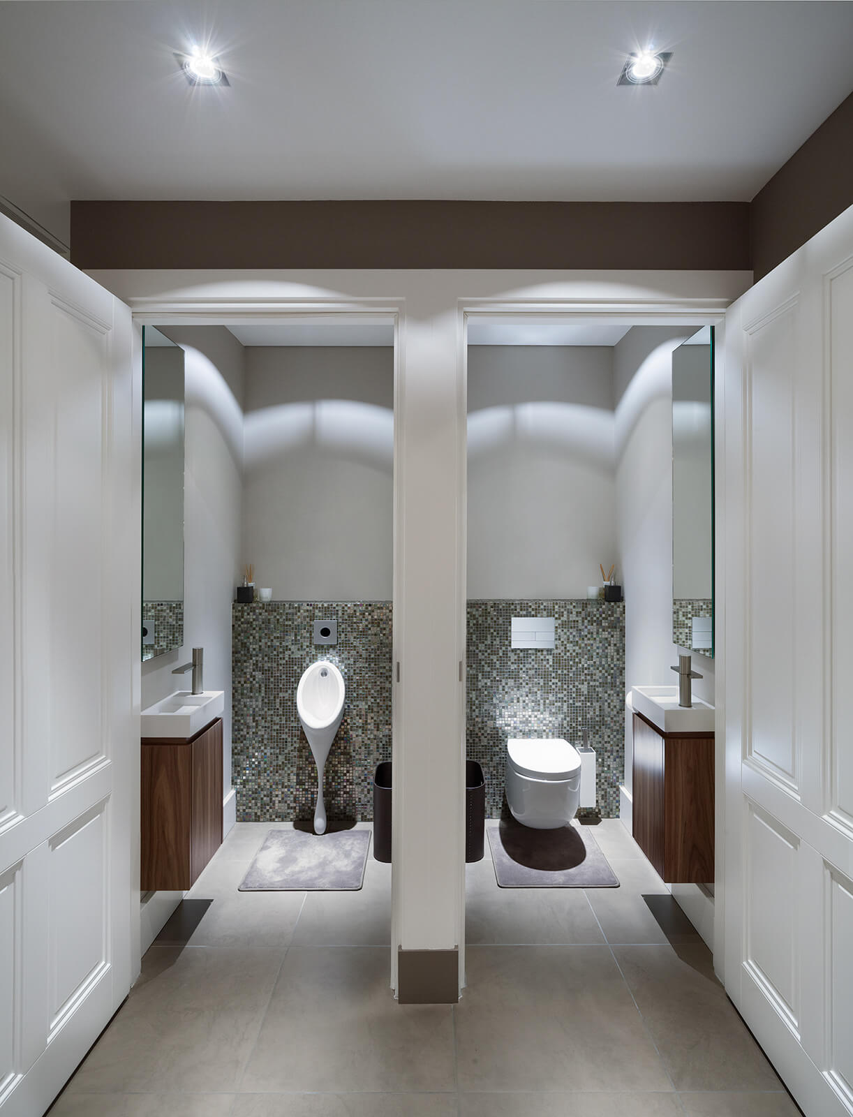 Detailfoto van toiletruimtes in Villa SL. Aan de linkerzijde een urinoir en aan de rechterzijde een toilet