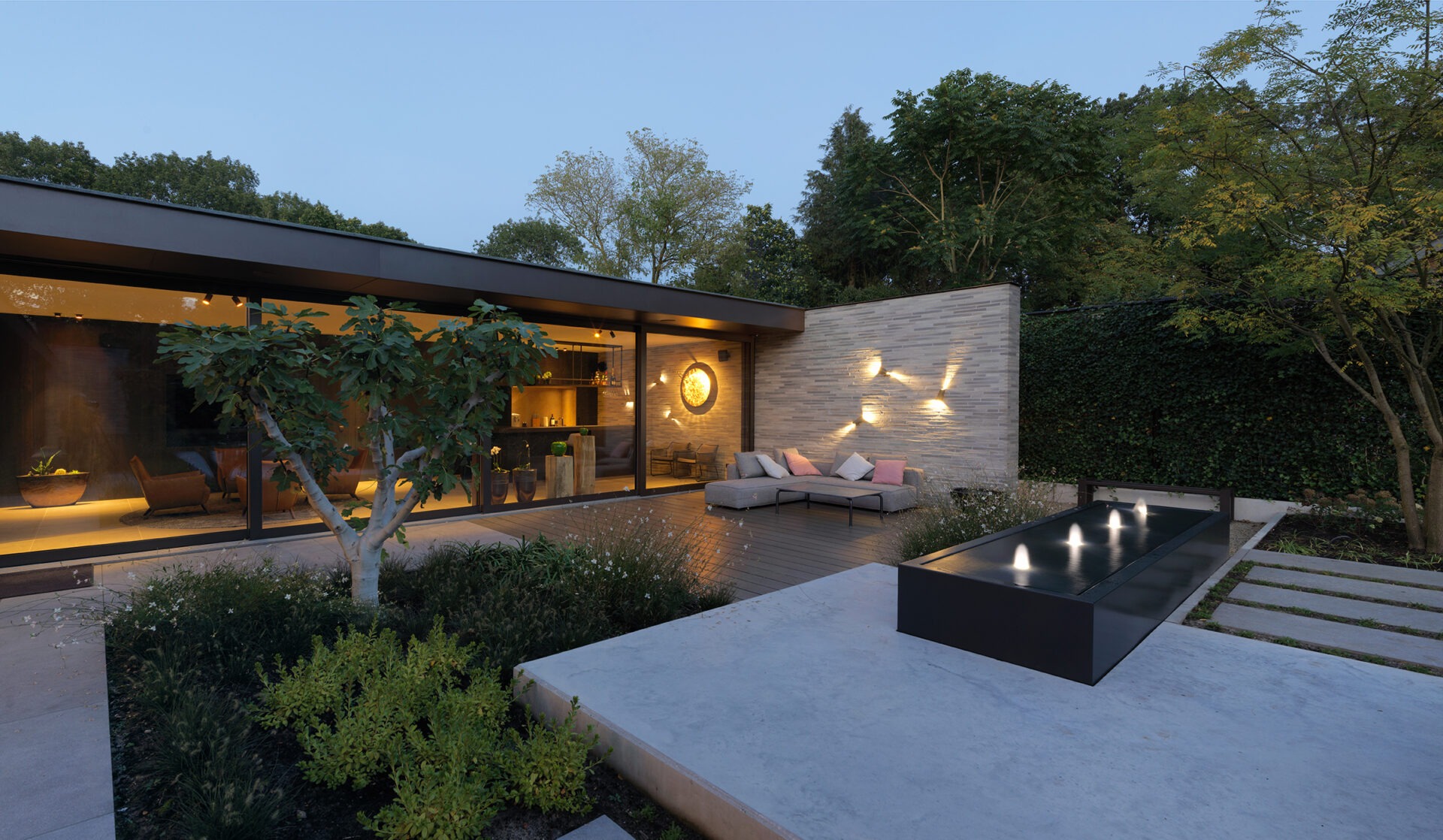 Achtertuin villa vdl met moderne sfeerverlichting