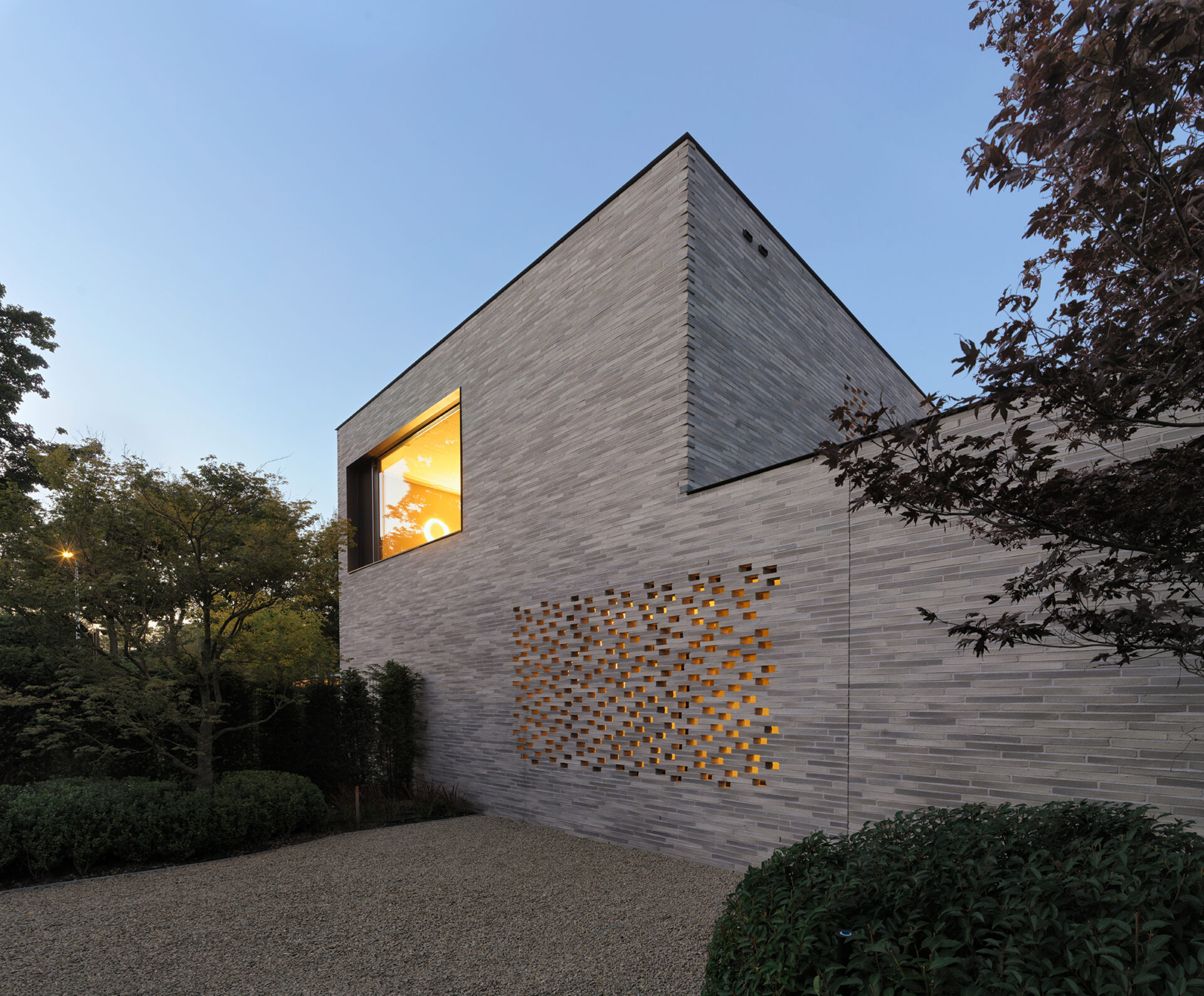 Detailfoto metselwerk Villa VDL met warm licht vanuit binnen