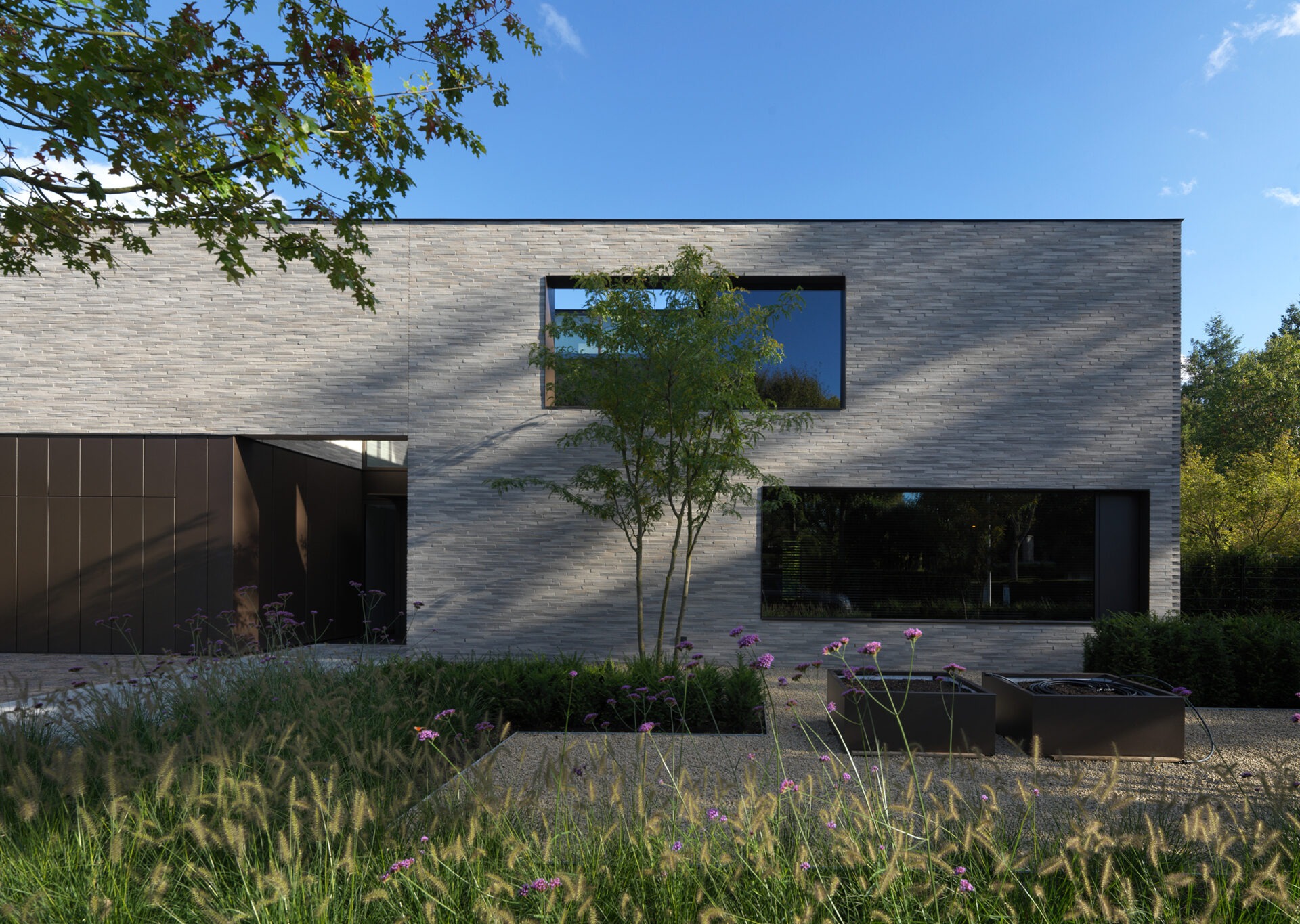 Aanzicht Villa VDL met een groene voortuin