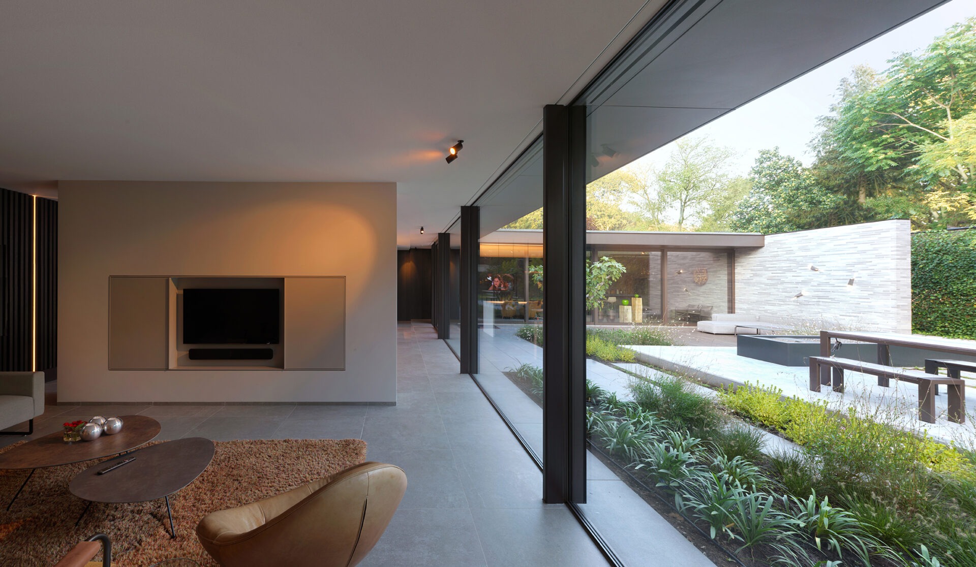 Woonkamer villa vdl met een grote glazenpui