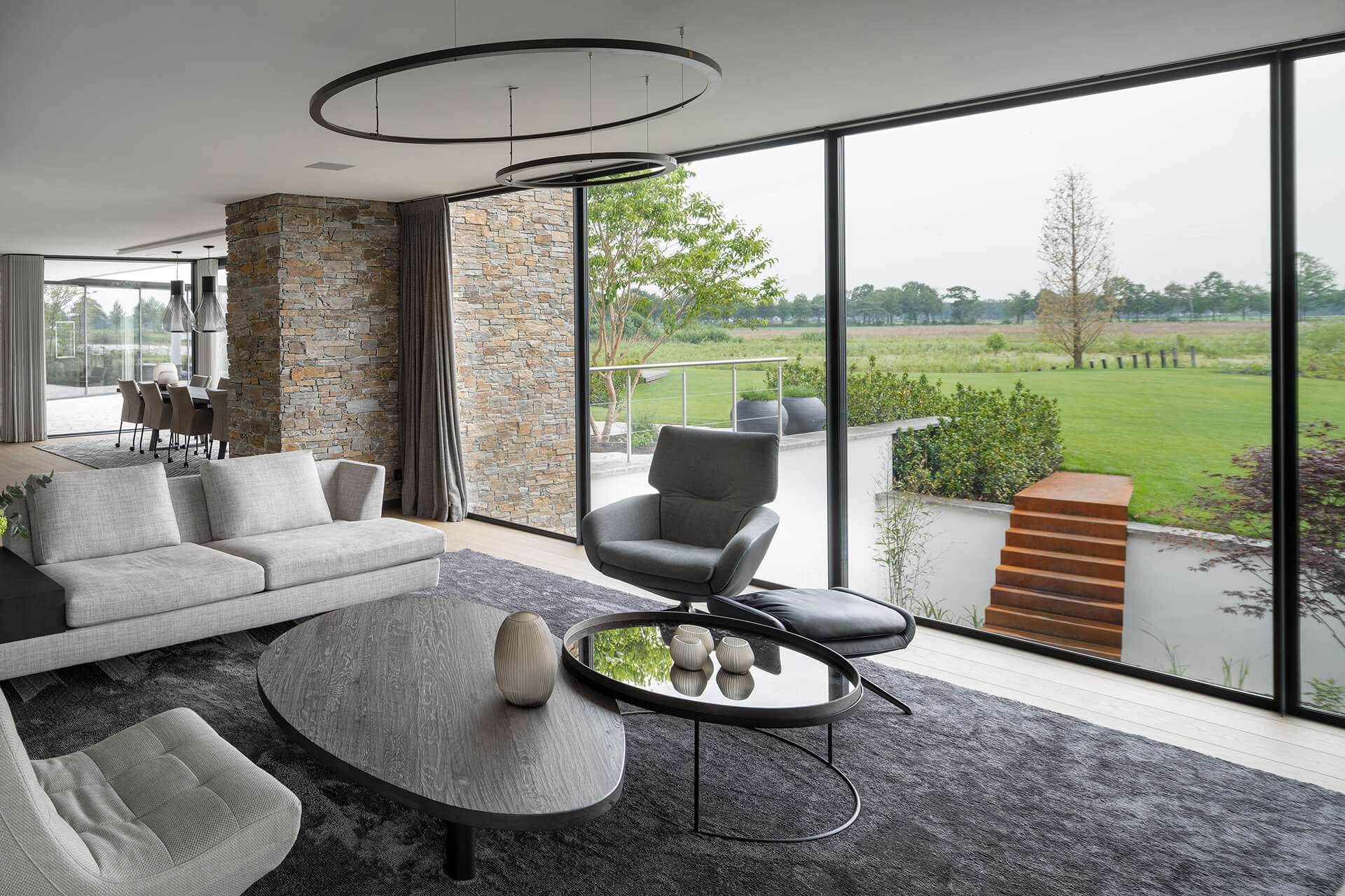 Woonkamer Villa VS met uitzicht op de tuin