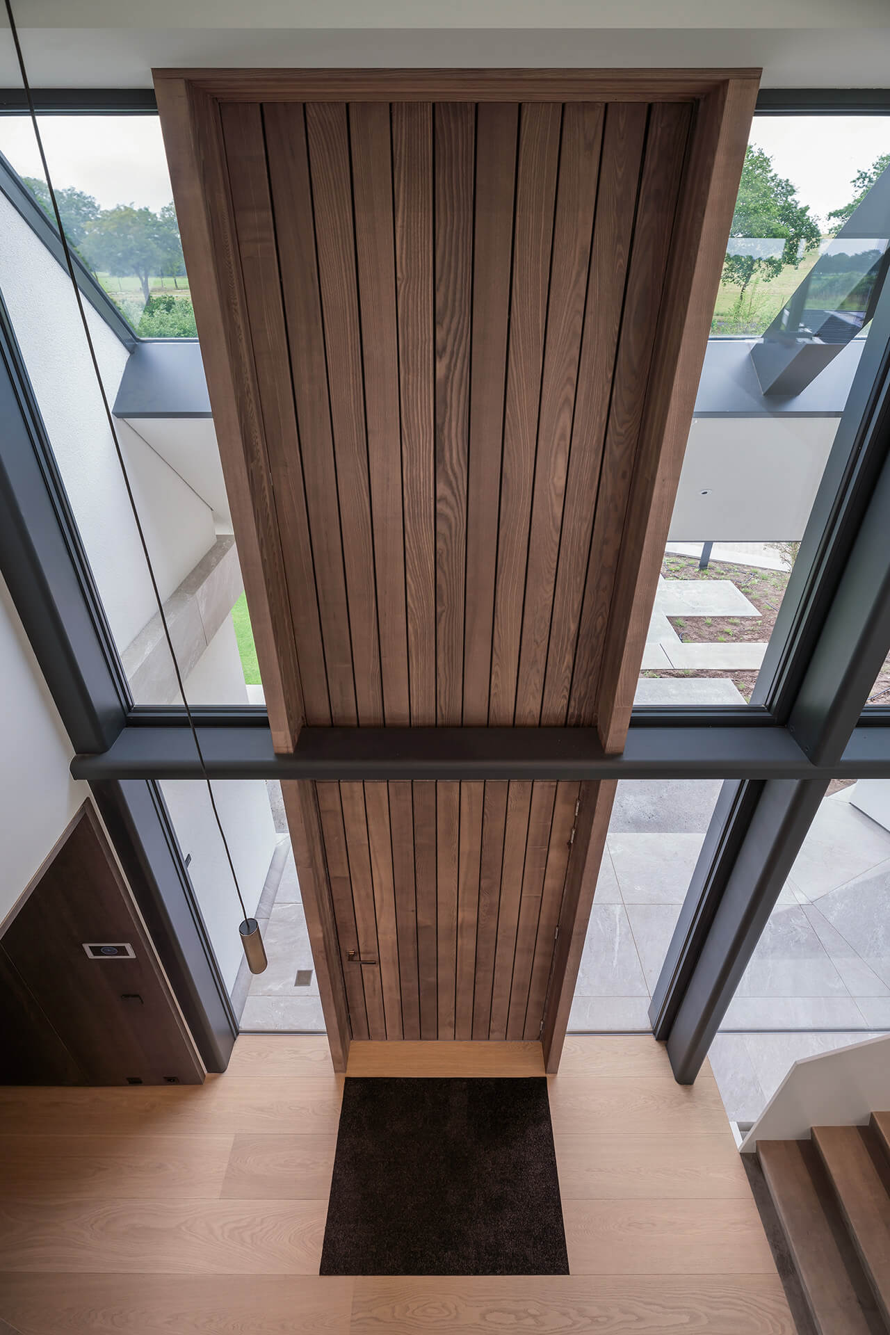 Detailfoto van houten entree bij Villa VS vanuit de binnenzijde gezien