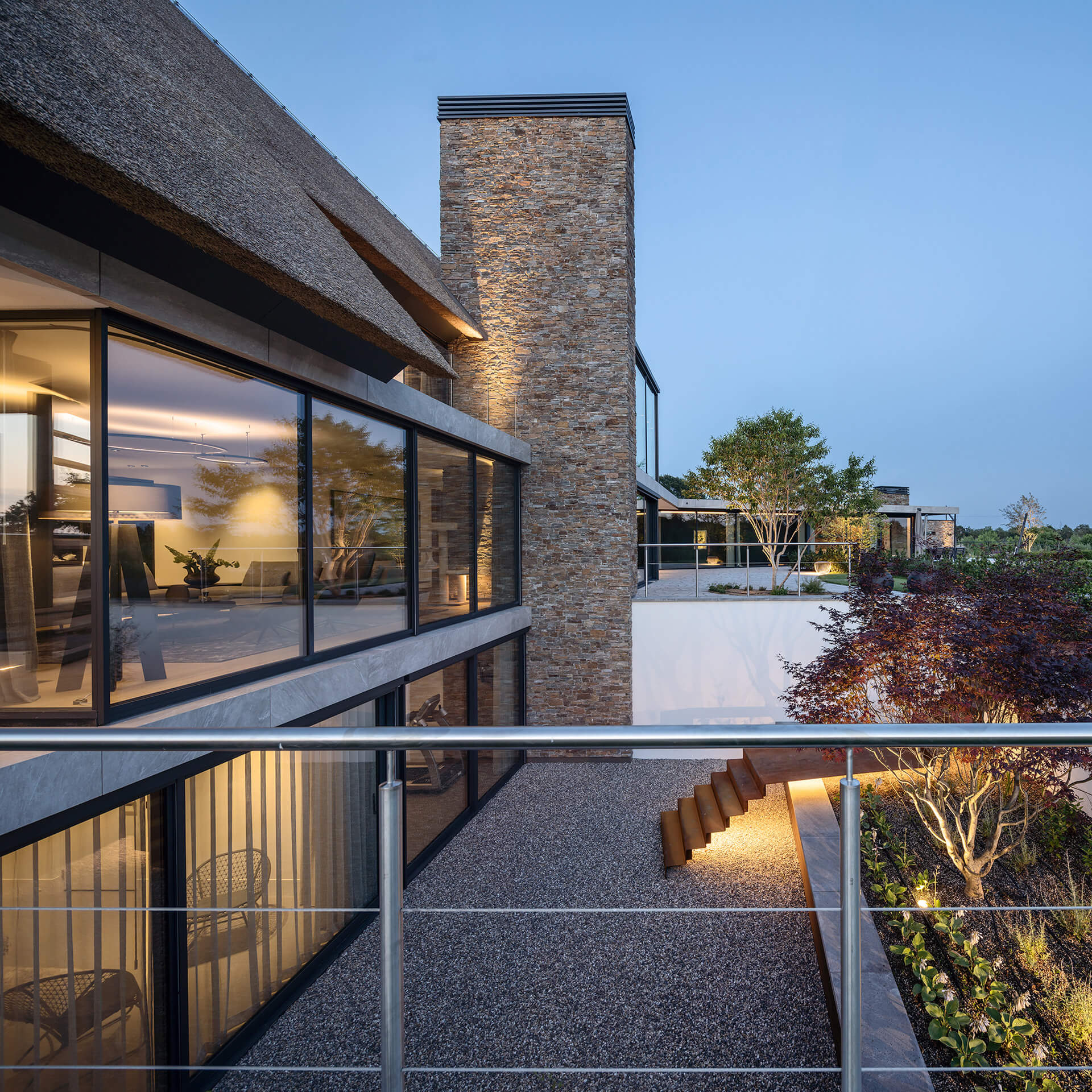 Buitenzijde van Villa VS met een RVS balustrade