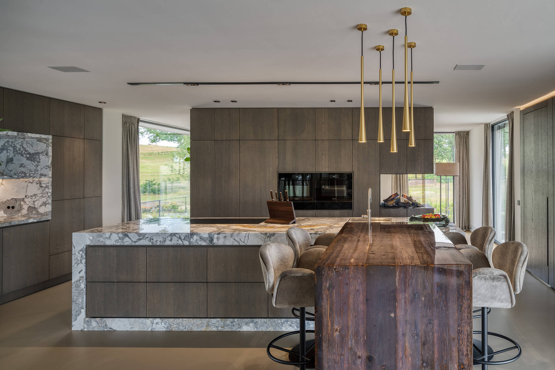Keuken van Villa VS met een marmer keukenblad en een houten tafel