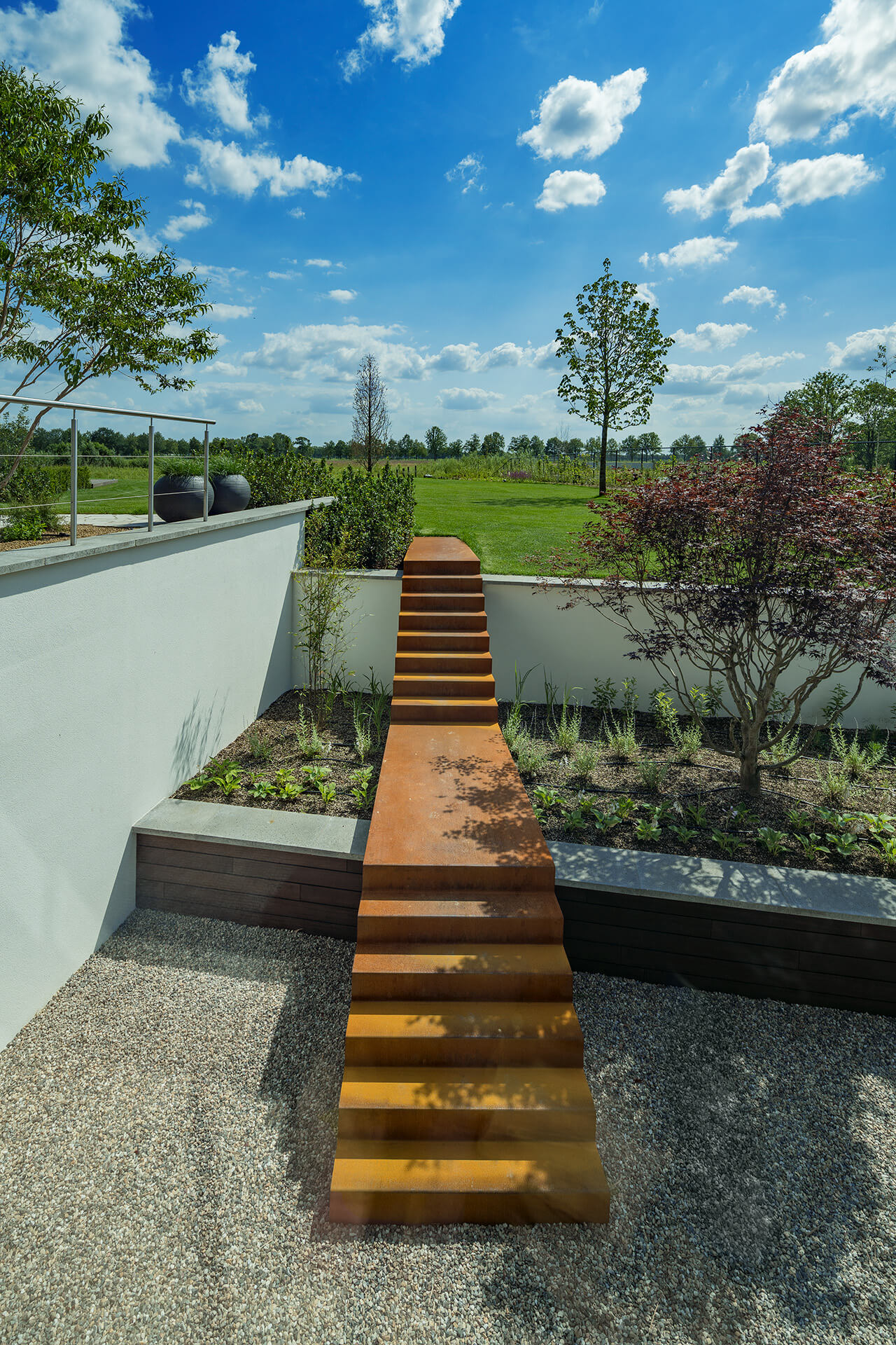 Detailfoto tuin van Villa VS met een trap die naar de trap leidt