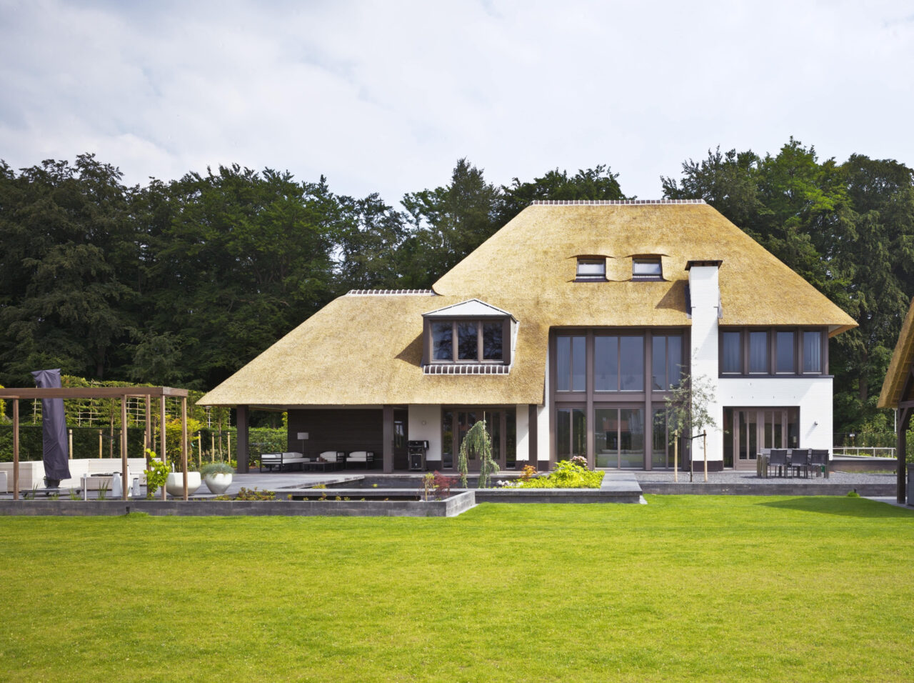Overzicht foto van de achterzijde van villa wielewaal.