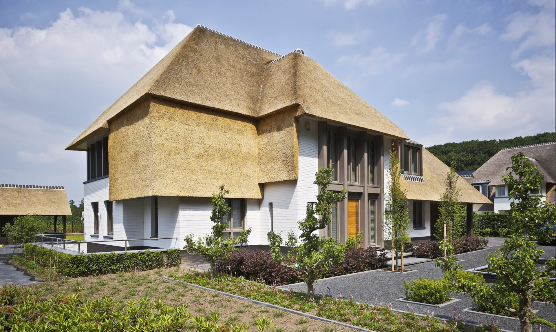 Overzicht foto van de voorzijde van villa wielewaal.