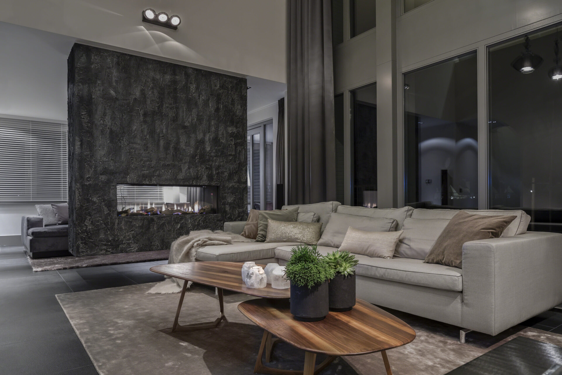 Woonkamer met openhaard van villa wielewaal