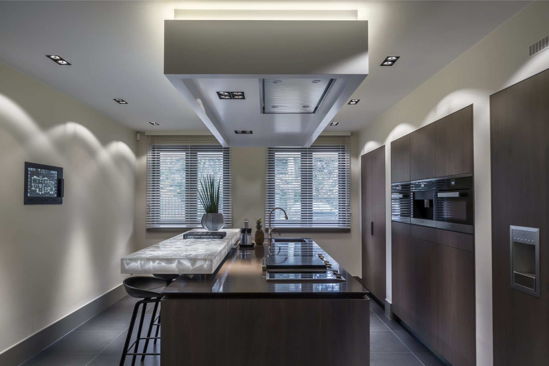 Keuken met ruim keukeneiland en kastenwand in een donker houten kleur