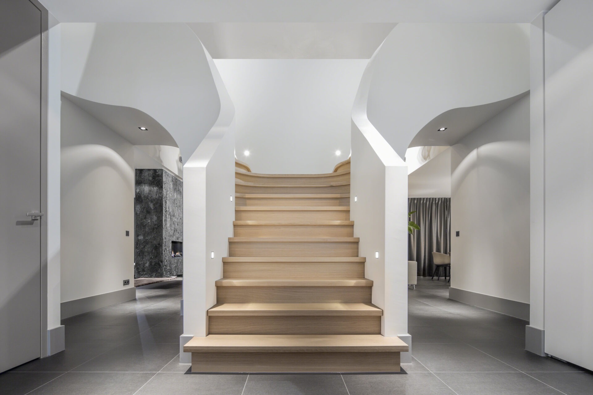 Hal met ruime trap naar de bovenverdieping. Deze wordt verlicht met diverse spots in de muren