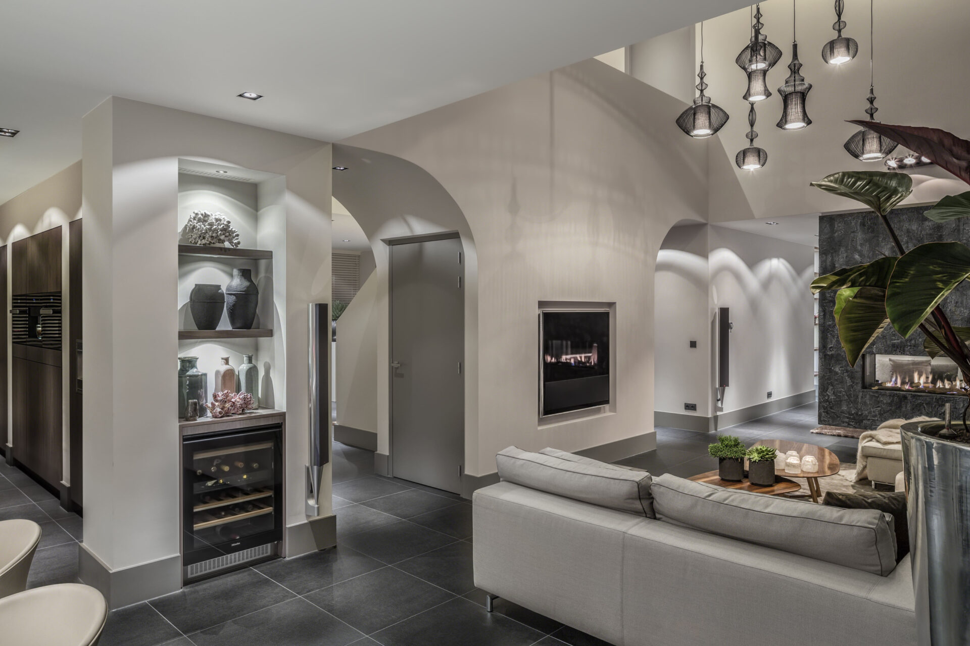 detailfoto van de 2e woonkamer. Je ziet hier een leuke nisje met een ingebouwde wijnkoelkast