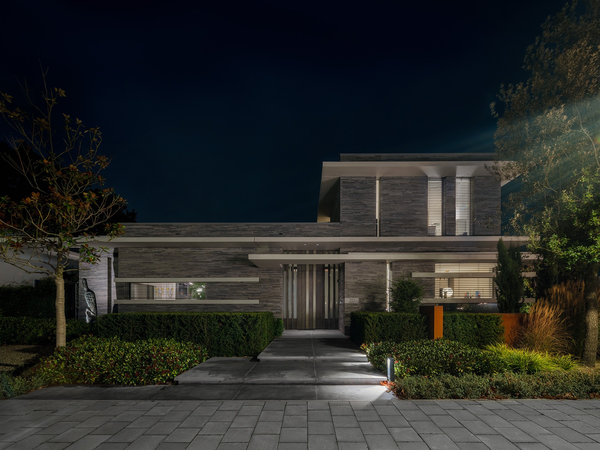 Vooraanzicht van Villa WU in het donker