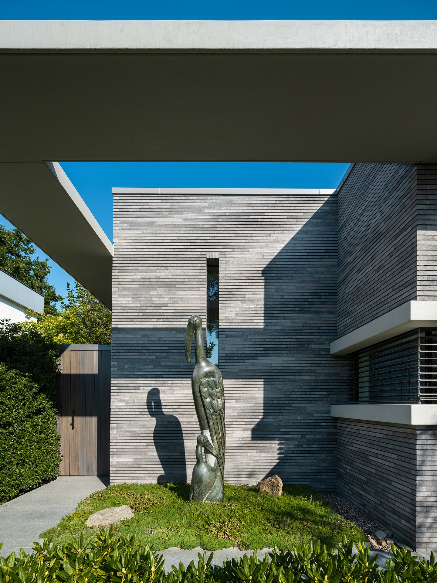 Kunstwerk van reiger aan de buitenzijde van Villa WU