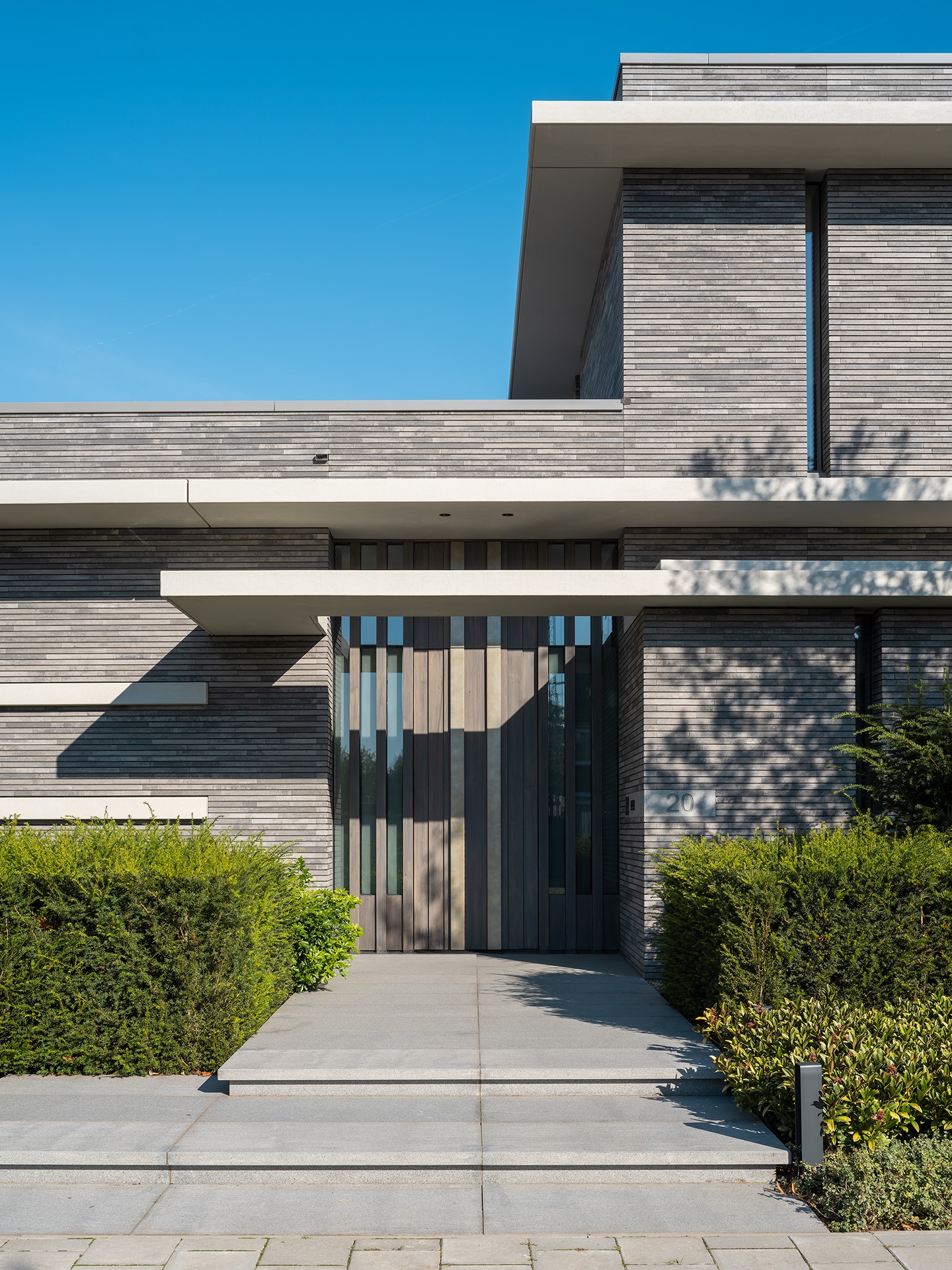 Detailfoto van moderne entree van Villa WU
