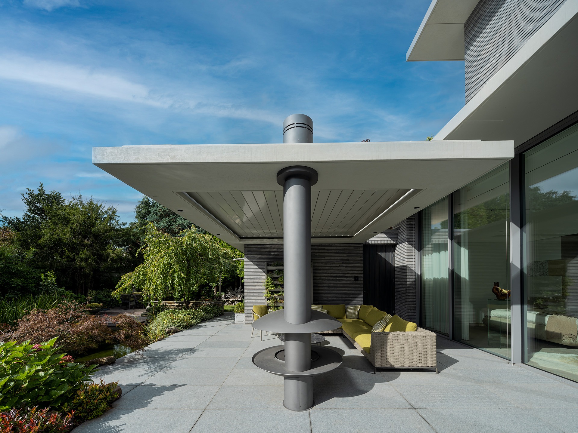 Buitenruimte van Villa WU met tuinset