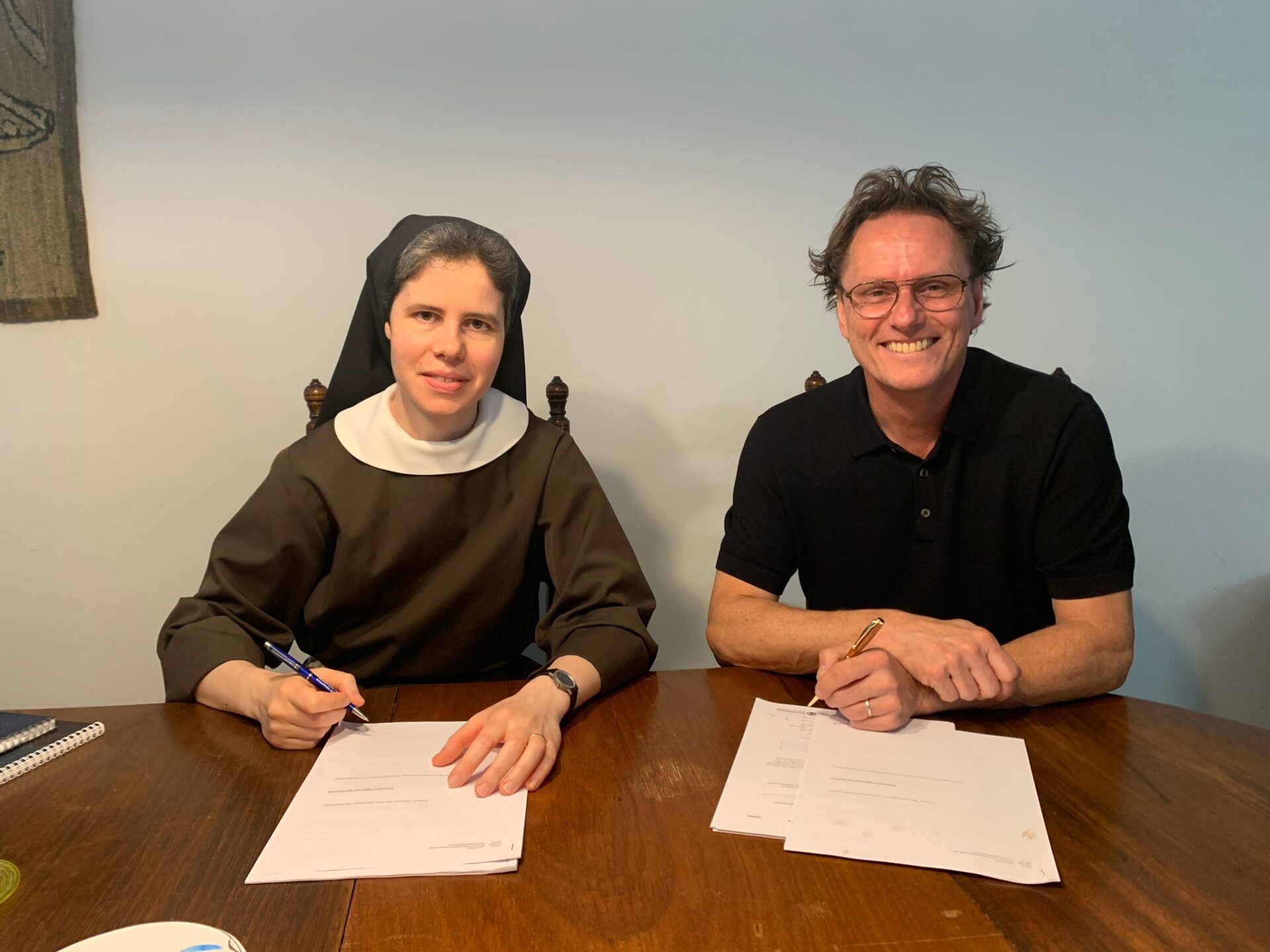 Dre van Dinther tekent contract voor Clarissenklooster