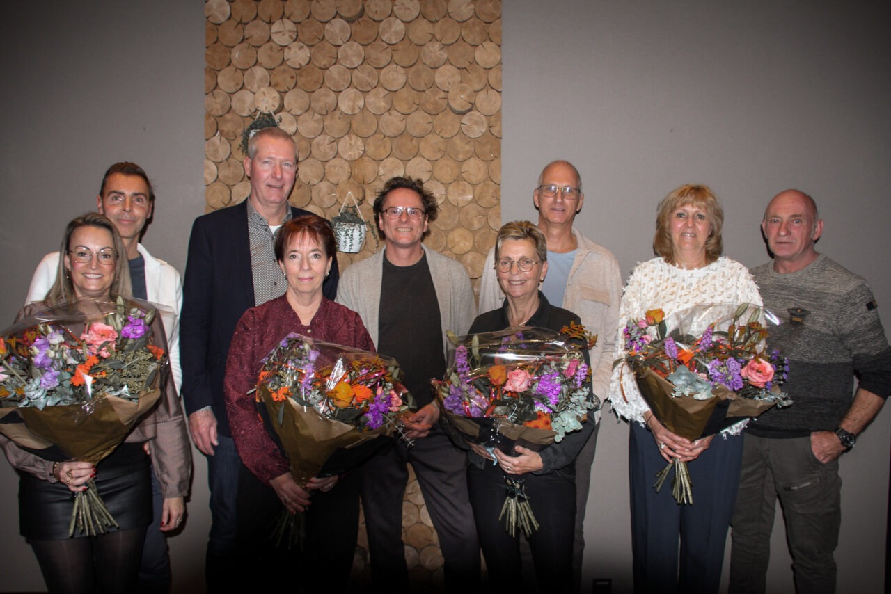 5 jubilarissen samen met hun partners en Dre van Dinther.