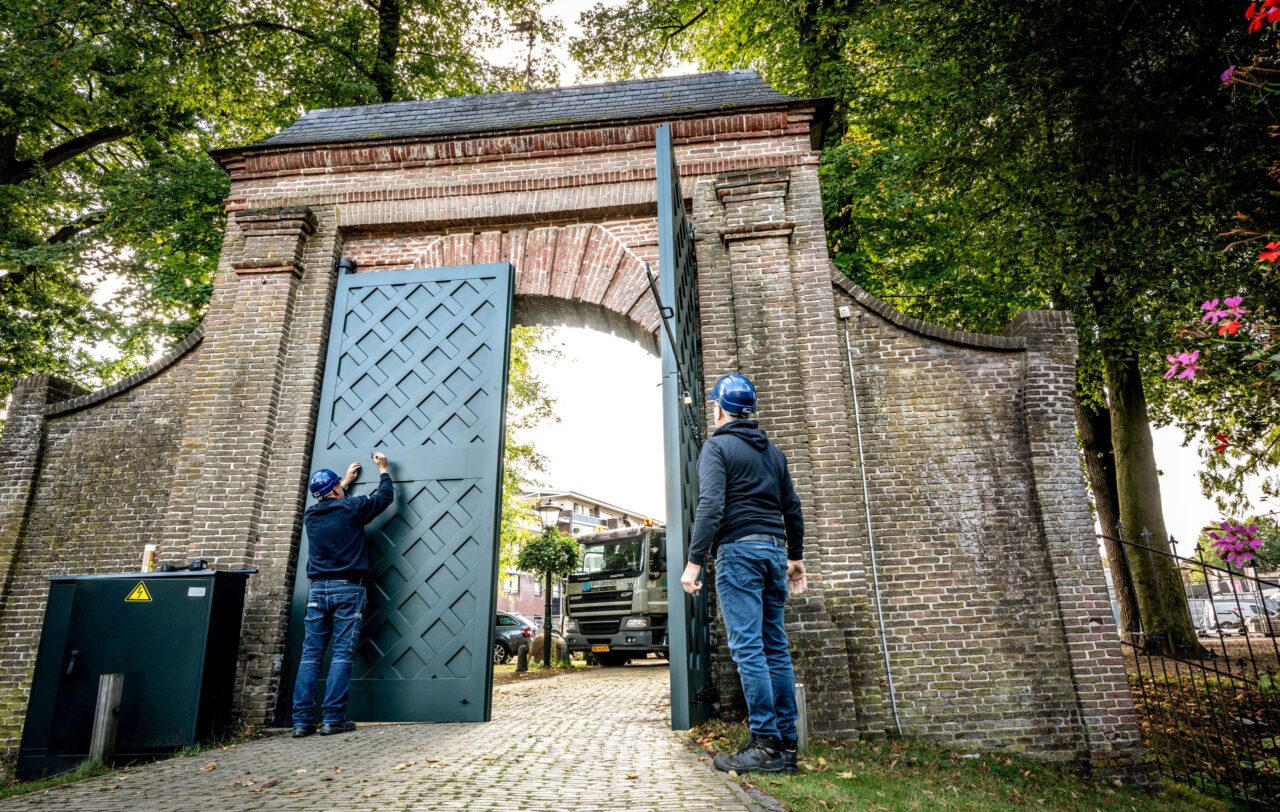 Medewerkers van Van Dinther installeren nieuwe deuren bij Kasteel Wijchen