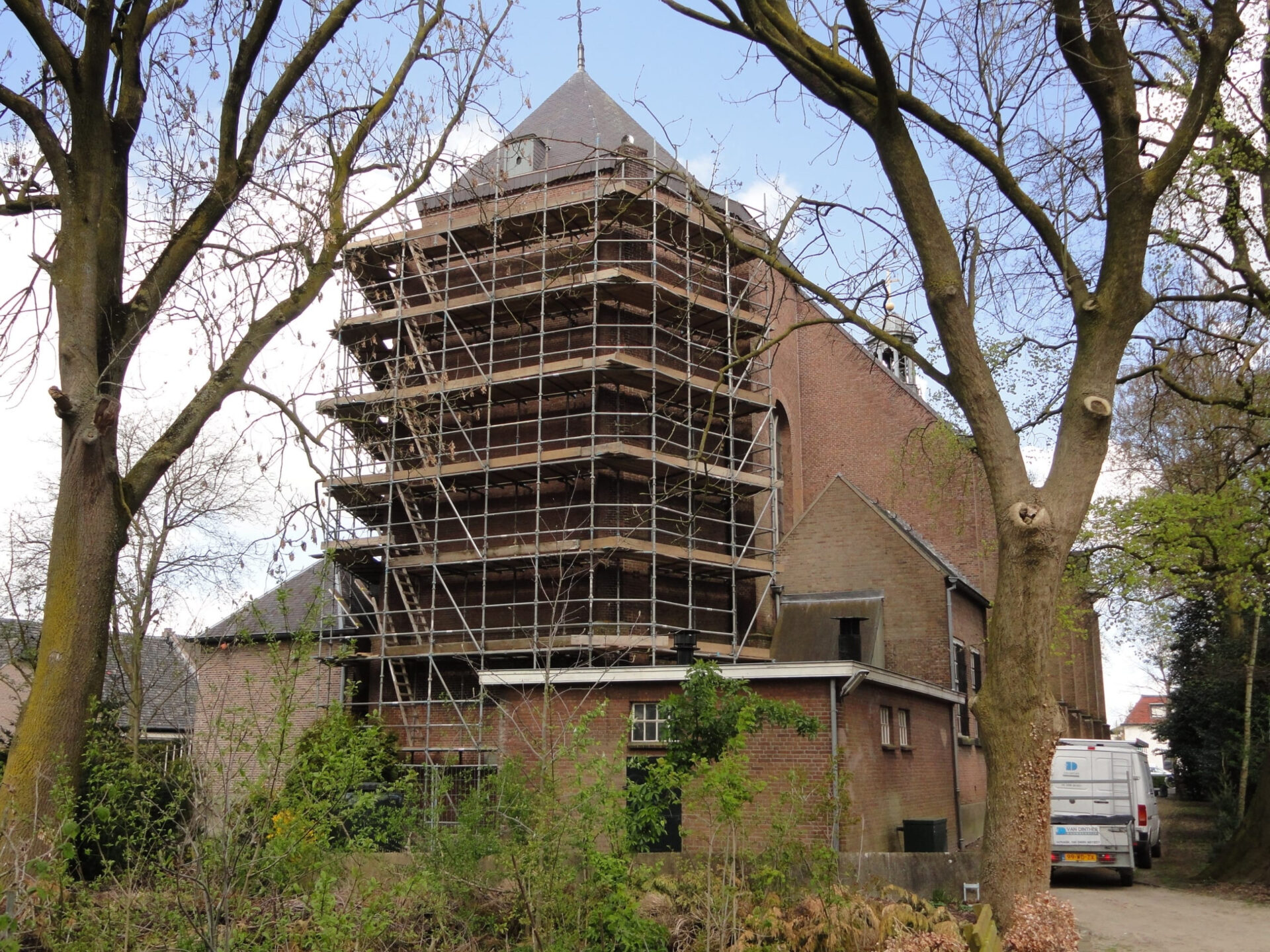 De toren van de Bartholomeuskerk tijdens restauratiewerkzaamheden met steigers