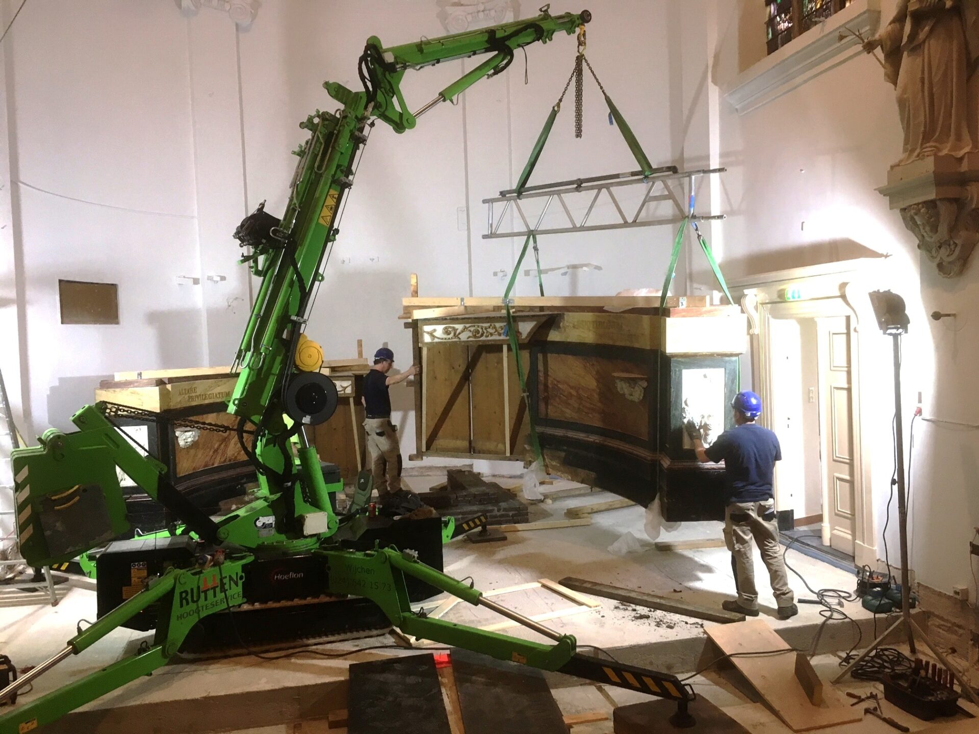 Medewerkers van Van Dinther tijdens herstelwerkzaamheden aan het altaar in de Bartholomeuskerk