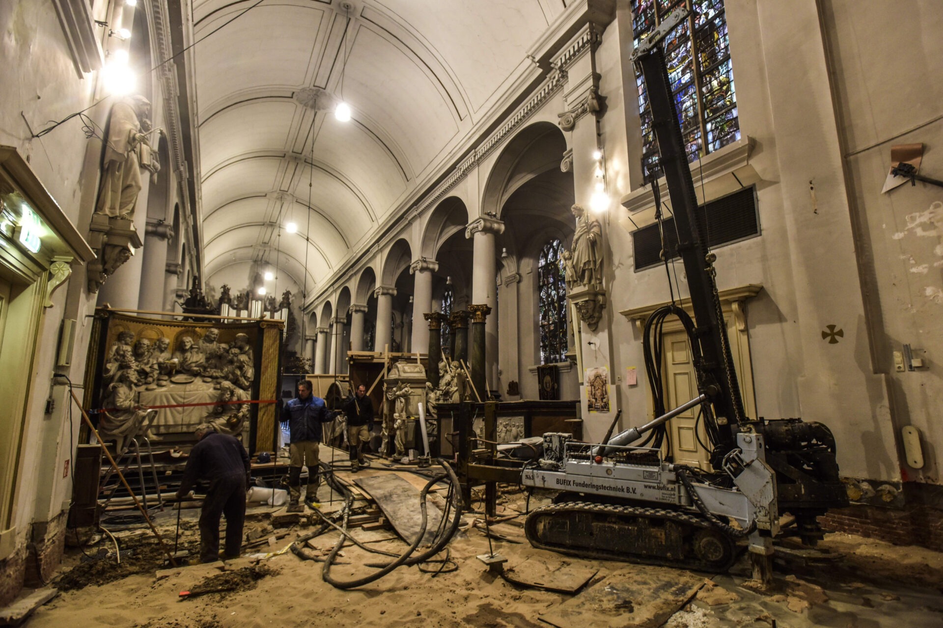 Medewerkers van Van Dinther tijdens herstelwerkzaamheden van de binnenzijde van de Bartholomeuskerk