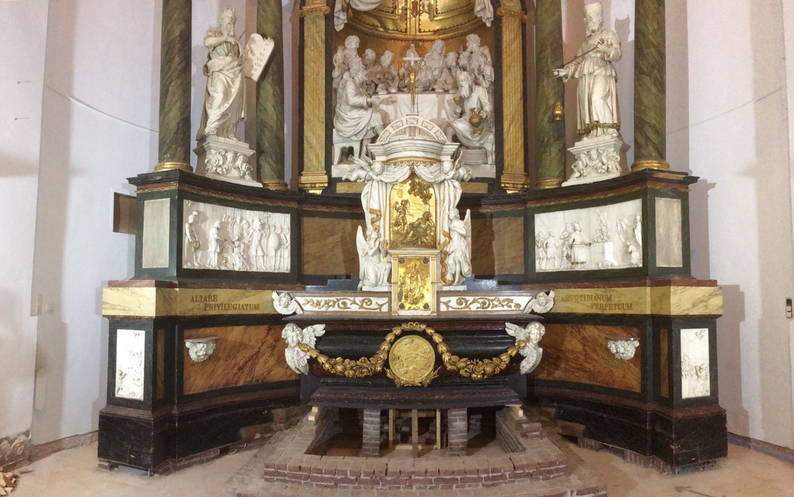 Het gerestaureerde altaar van de Bartholomeuskerk