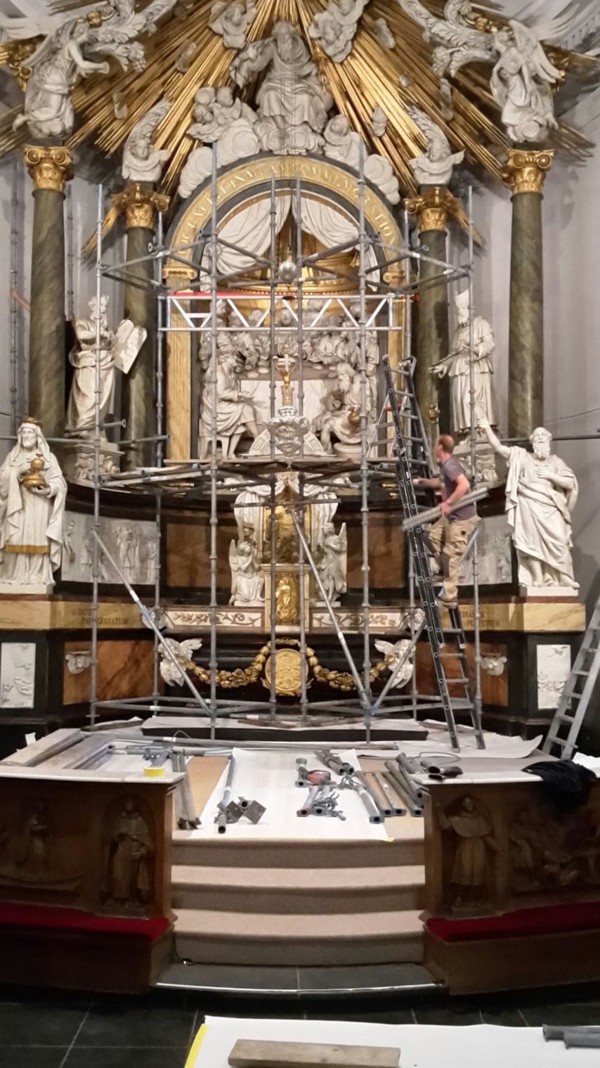 Het altaar van de Bartholomeuskerk in de steigers