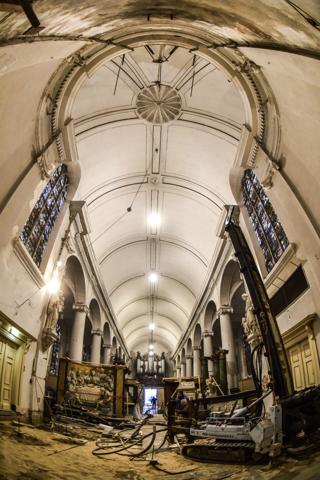 Een onderaanzicht tijdens de herstelwerkzaamheden van de Bartholomeuskerk