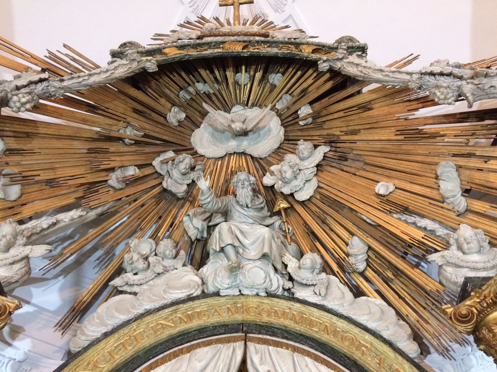 Detailfoto van de bovenzijde van het altaar van de Bartholomeuskerk