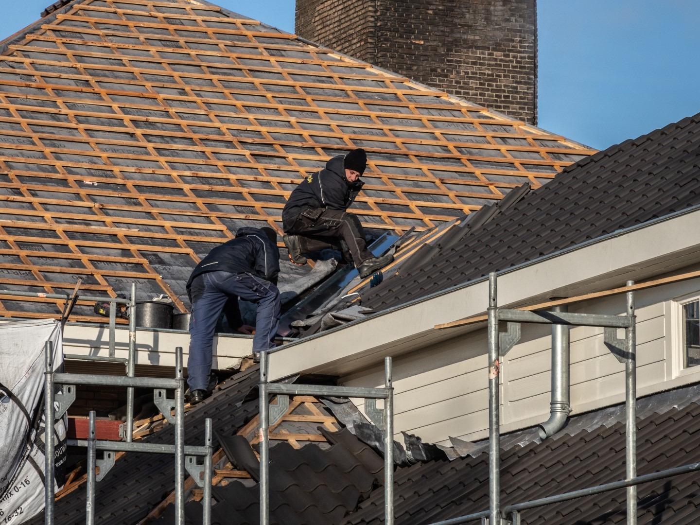 Medewerkers van Van Dinther tijdens restauratiewerkzaamheden aan het dak van de Generaal de Boskazerne