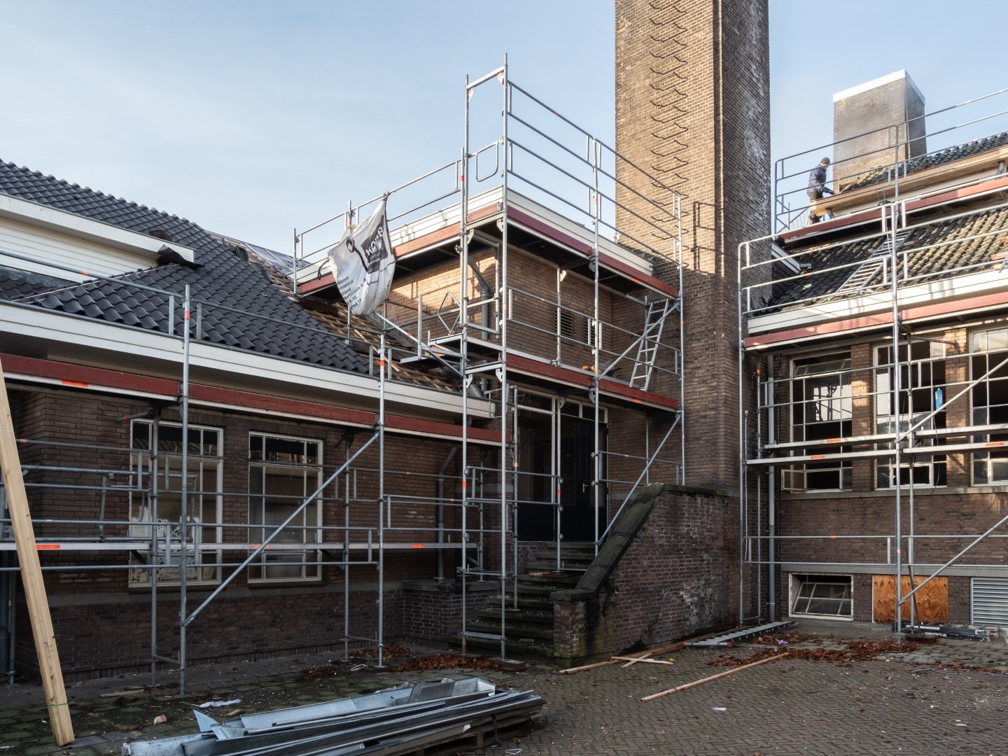 De Generaal de Boskazerne tijdens restauratiewerkzaamheden met steigers