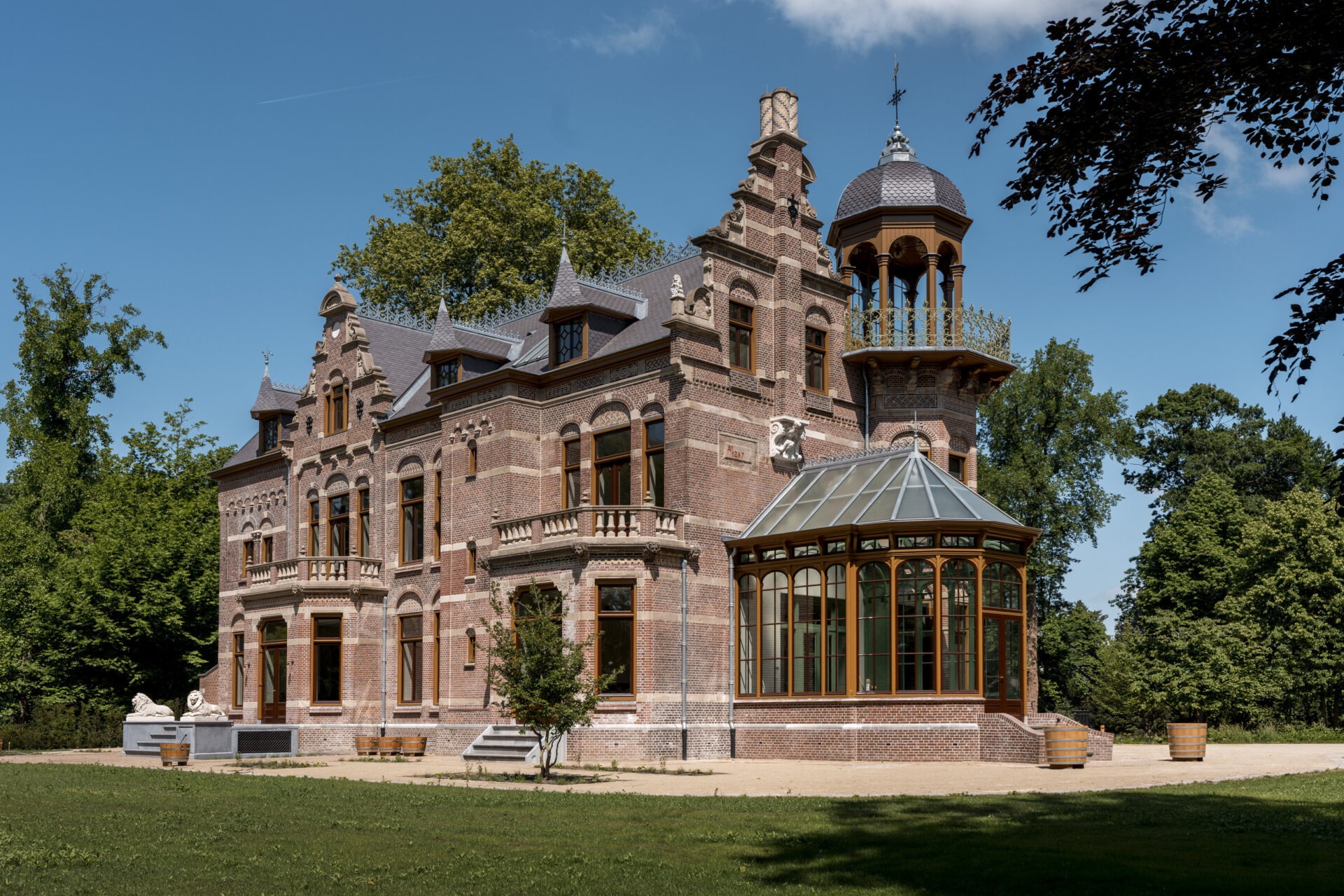 Zijaanzicht van Hoofdhuis Zionsburg met klassieke glazen aanbouw