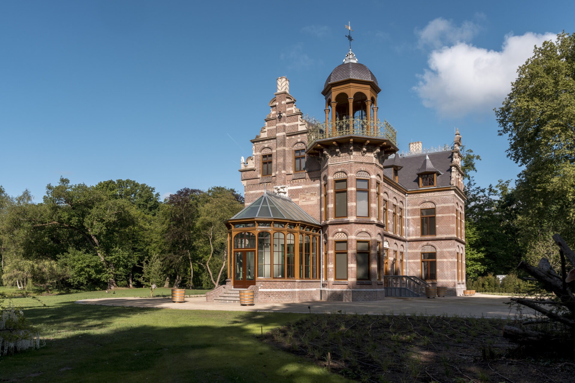 Achteraanzicht van Hoofdhuis Zionsberg met klassieke orangerie