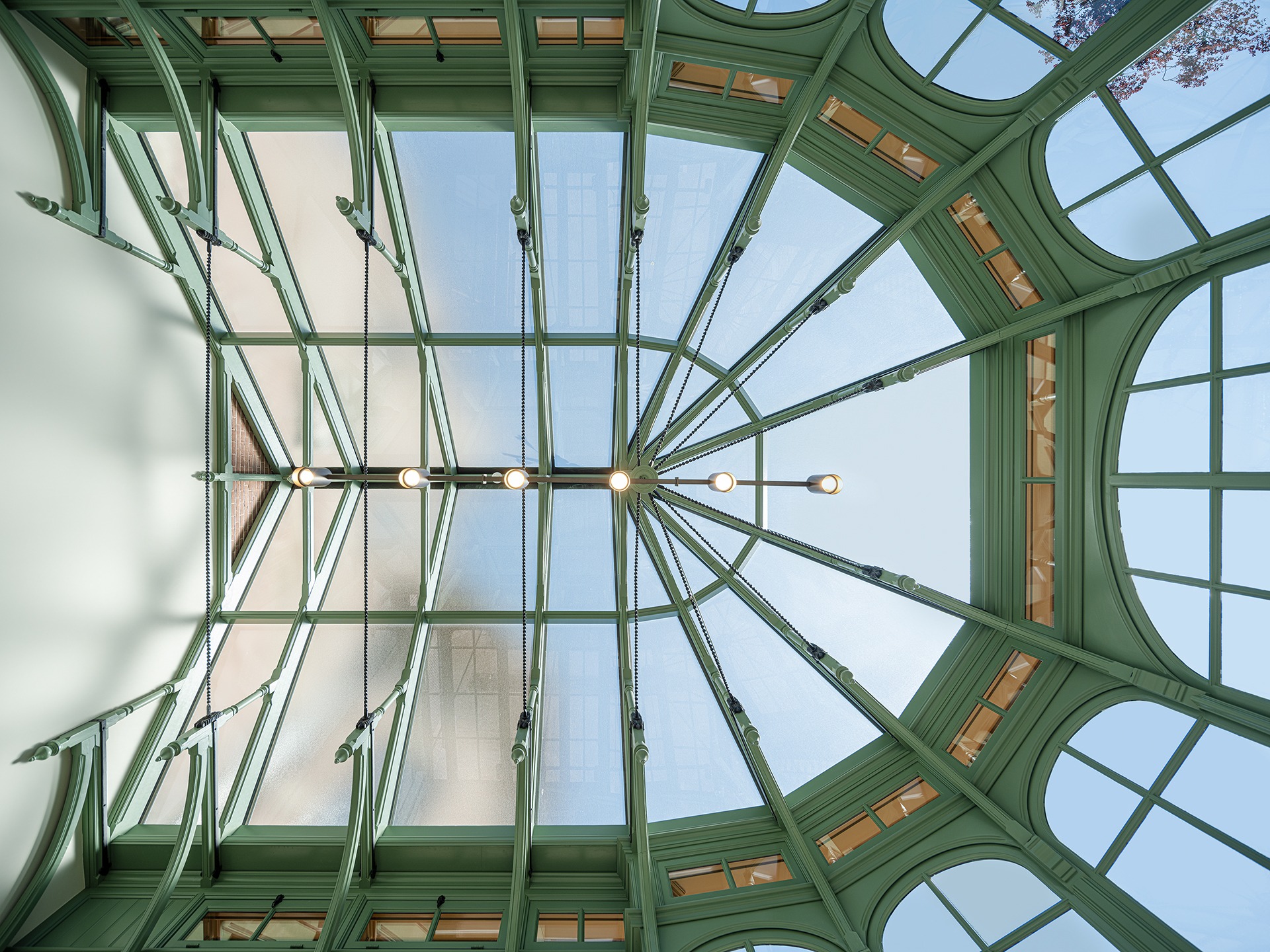 Onderaanzicht van de binnenzijde van de orangerie van Hoofdhuis Zionsburg