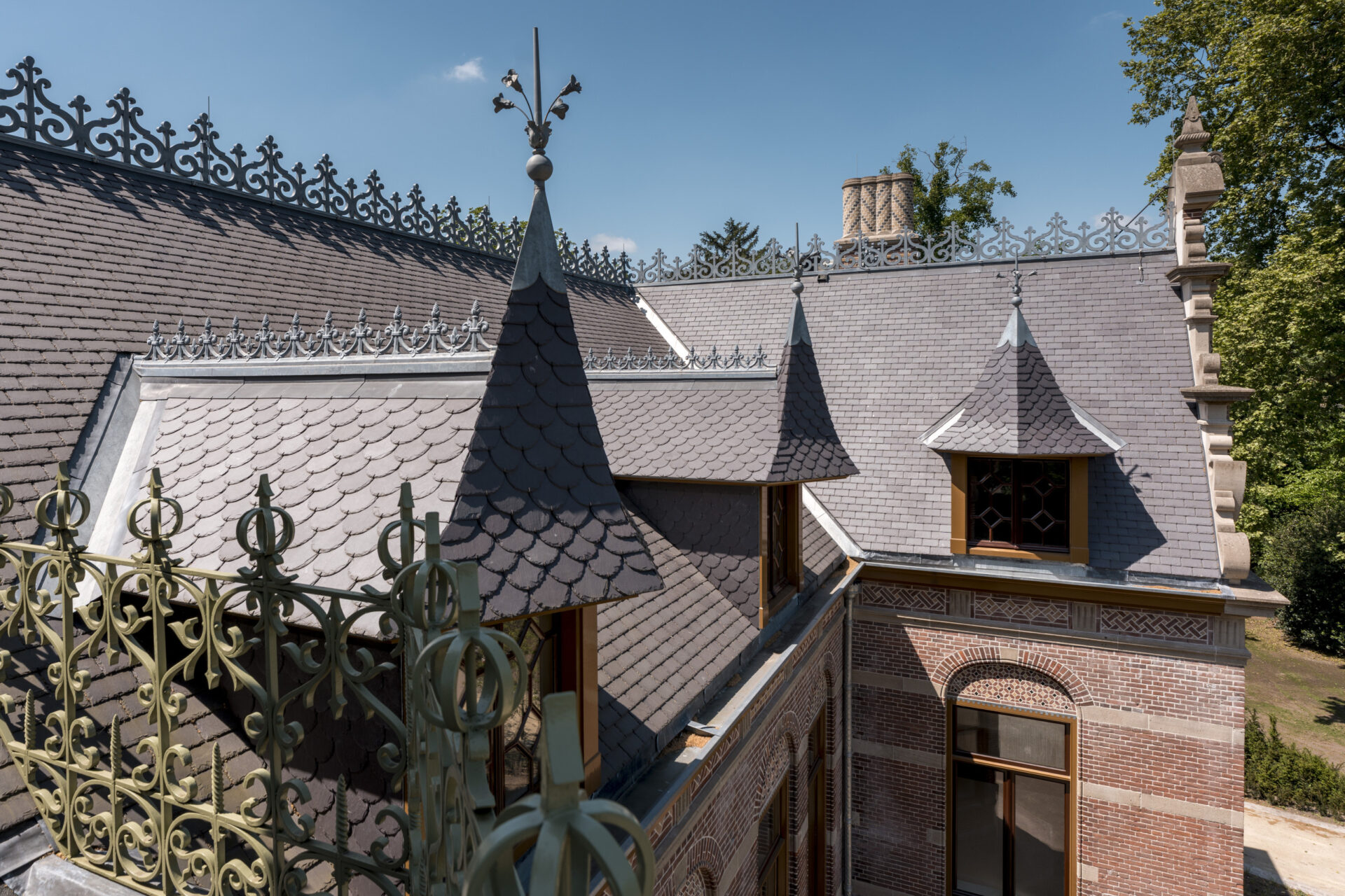 Detailfoto van de klassieke dakkapellen van Hoofdhuis Zionsburg