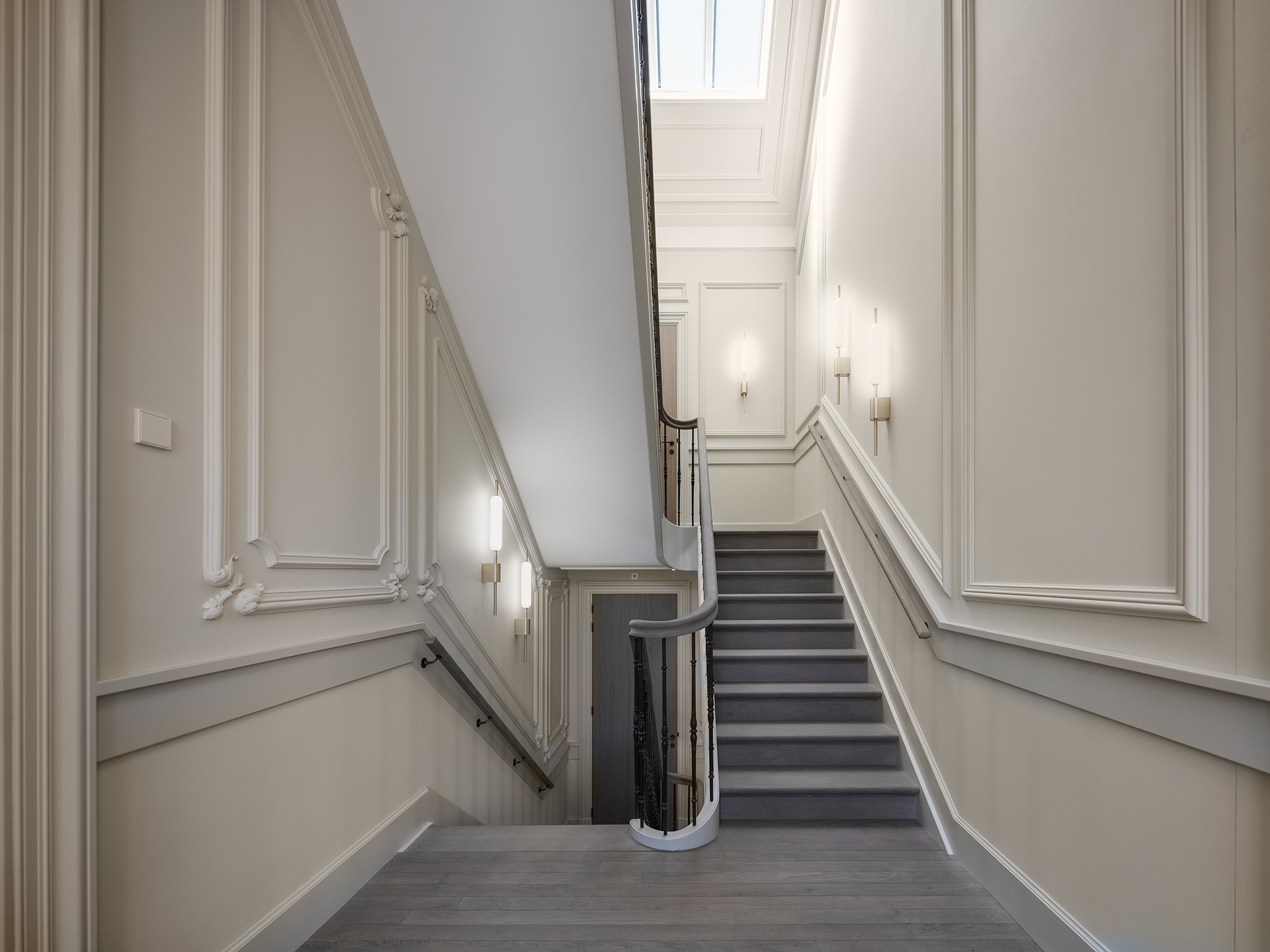 Gerestaureerde trap in Hoofdhuis Zionburg