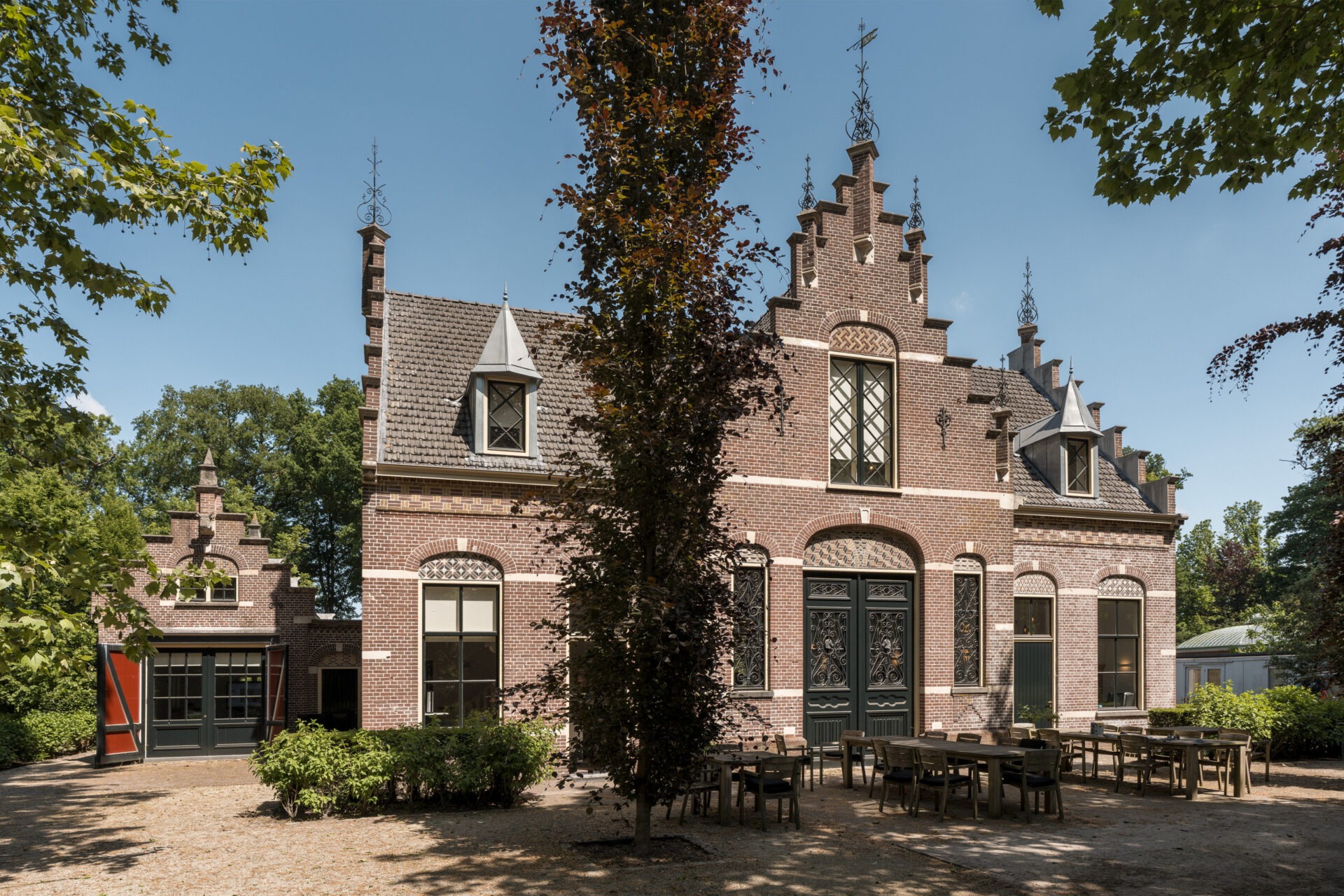Koetshuis bij Hoofdhuis Zionsburg
