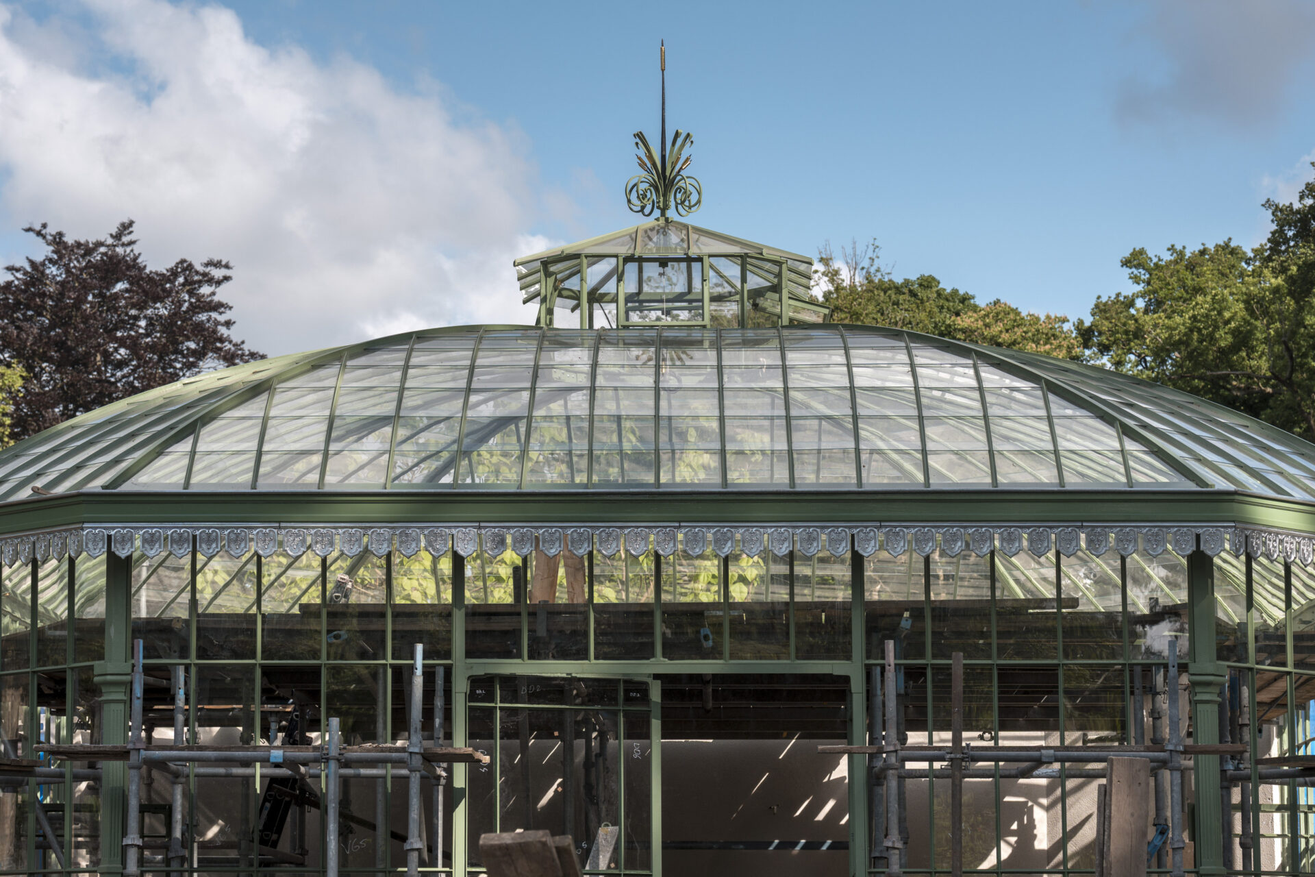 Bovenzijde van Orangerie bij Hoofdhuis Zionsburg