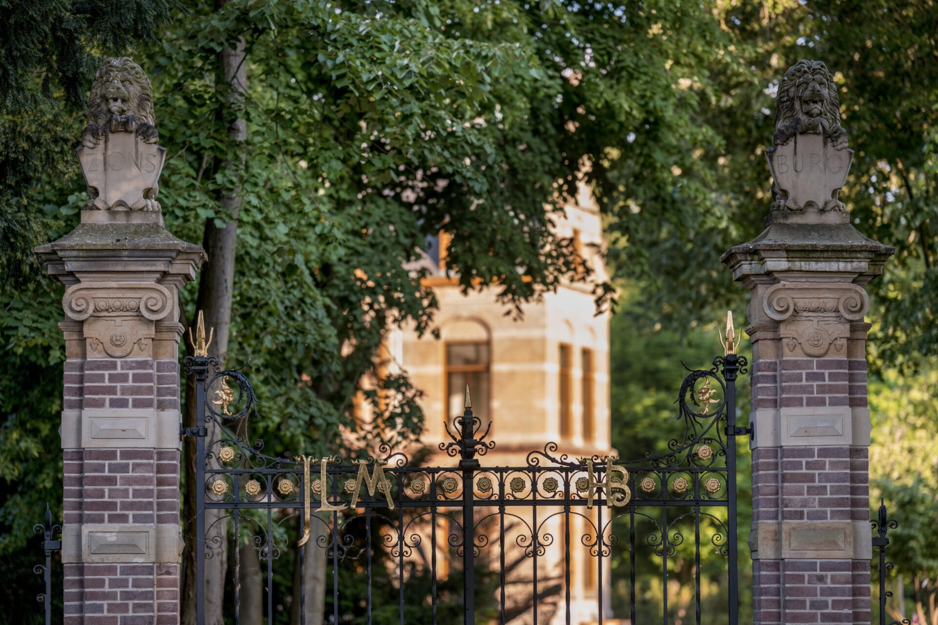 Detailfoto van de poort van Hoofdhuis Zionsburg