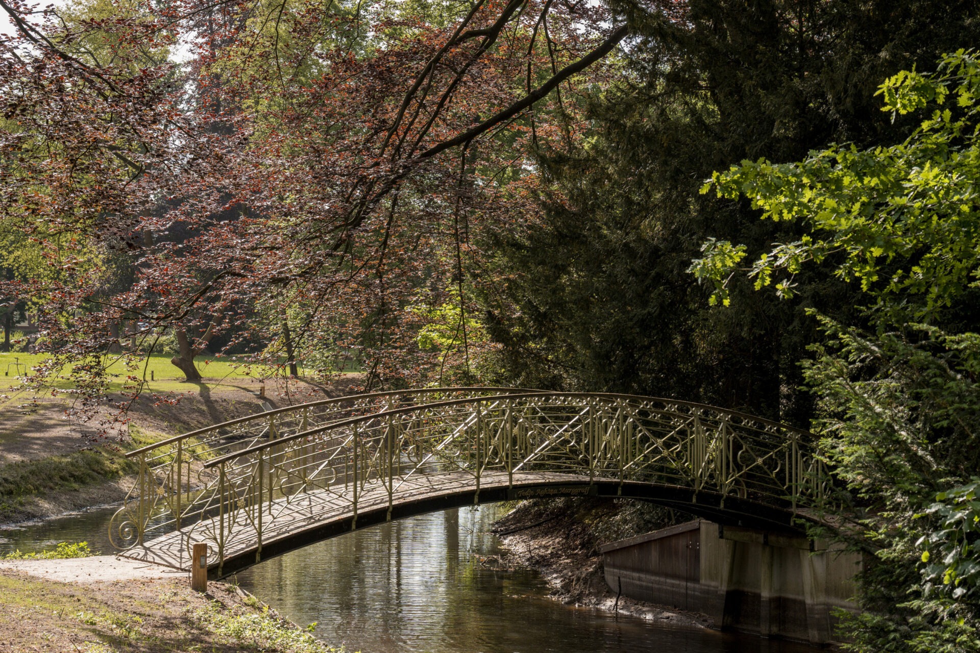 Brug met stalen brugleuning over water bij Hoofdhuis Zionsburg
