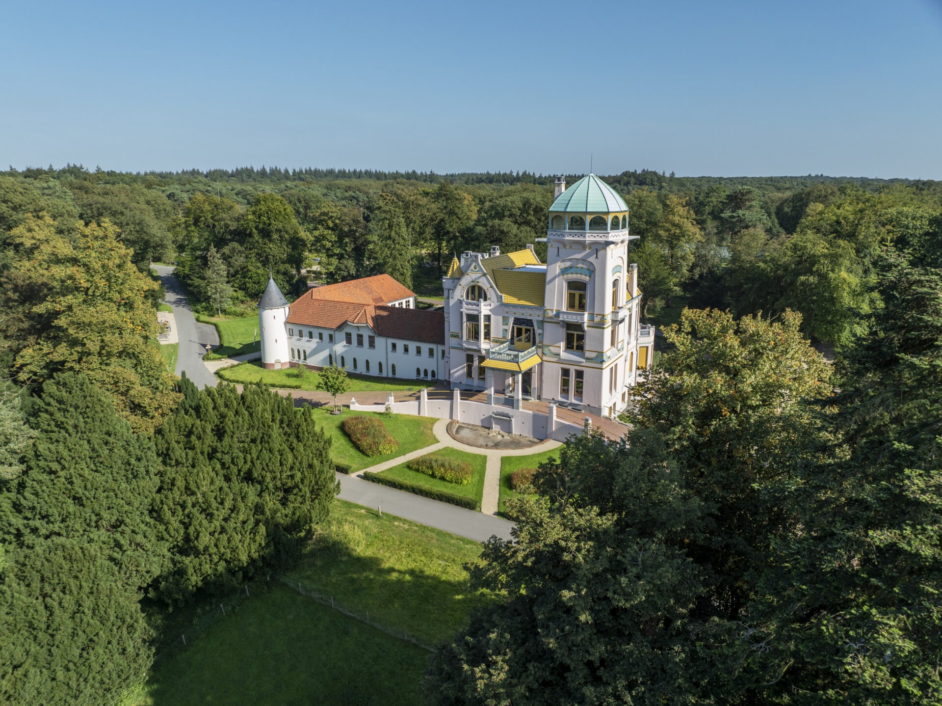 Aanzicht van Jachtslot Mookerheide met tuin
